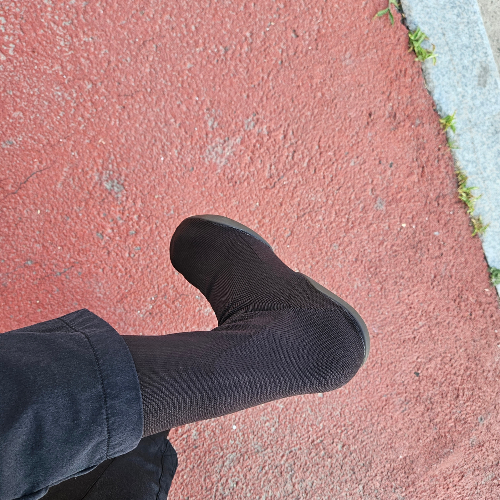 Yeezy YZY Pods Black 착용 스타일 - 2