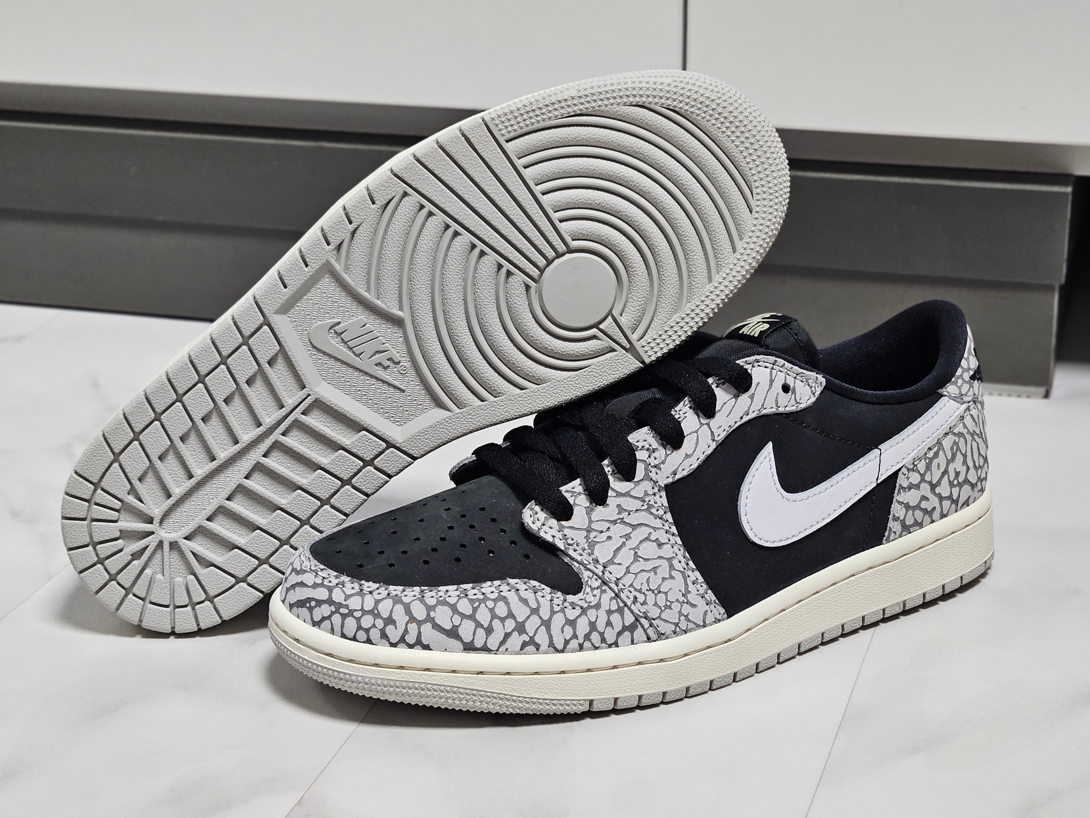 Jordan 1 Retro Low OG Black Cement 착용 스타일 - 3