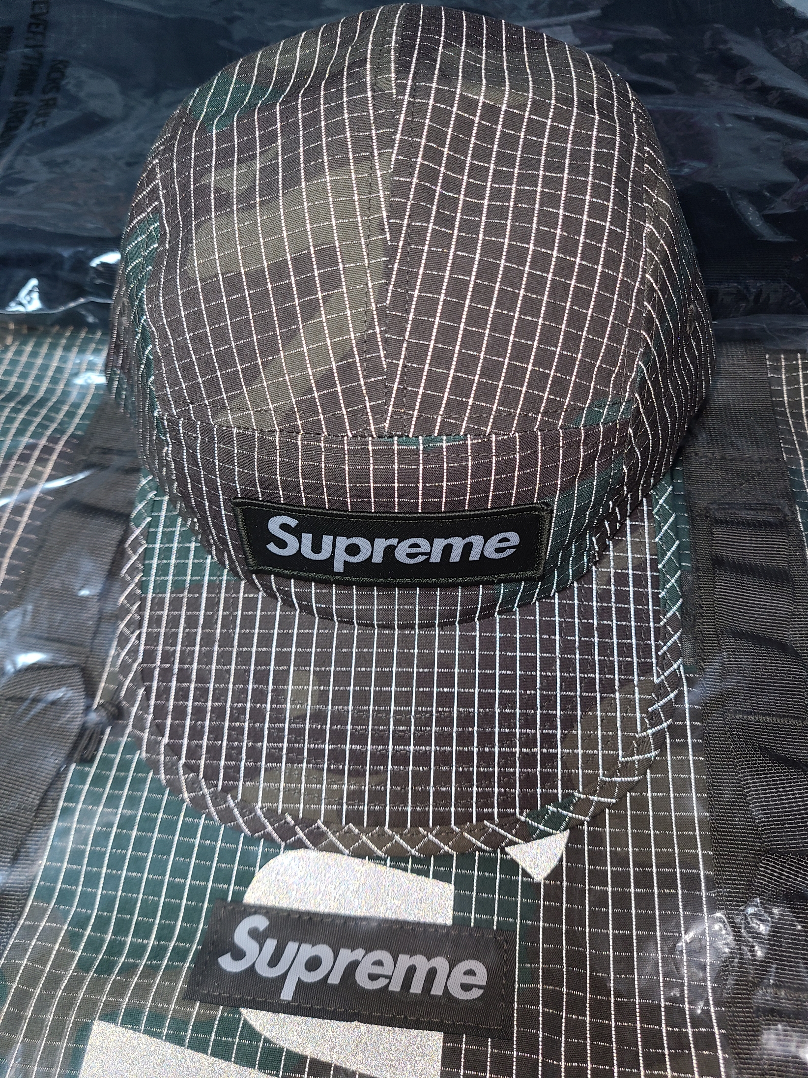 Supreme Reflective Ripstop Camp Cap Woodland Camo - 24SS, Supreme Tote Bag Woodland Camo - 24SS 착용 스타일 - 3