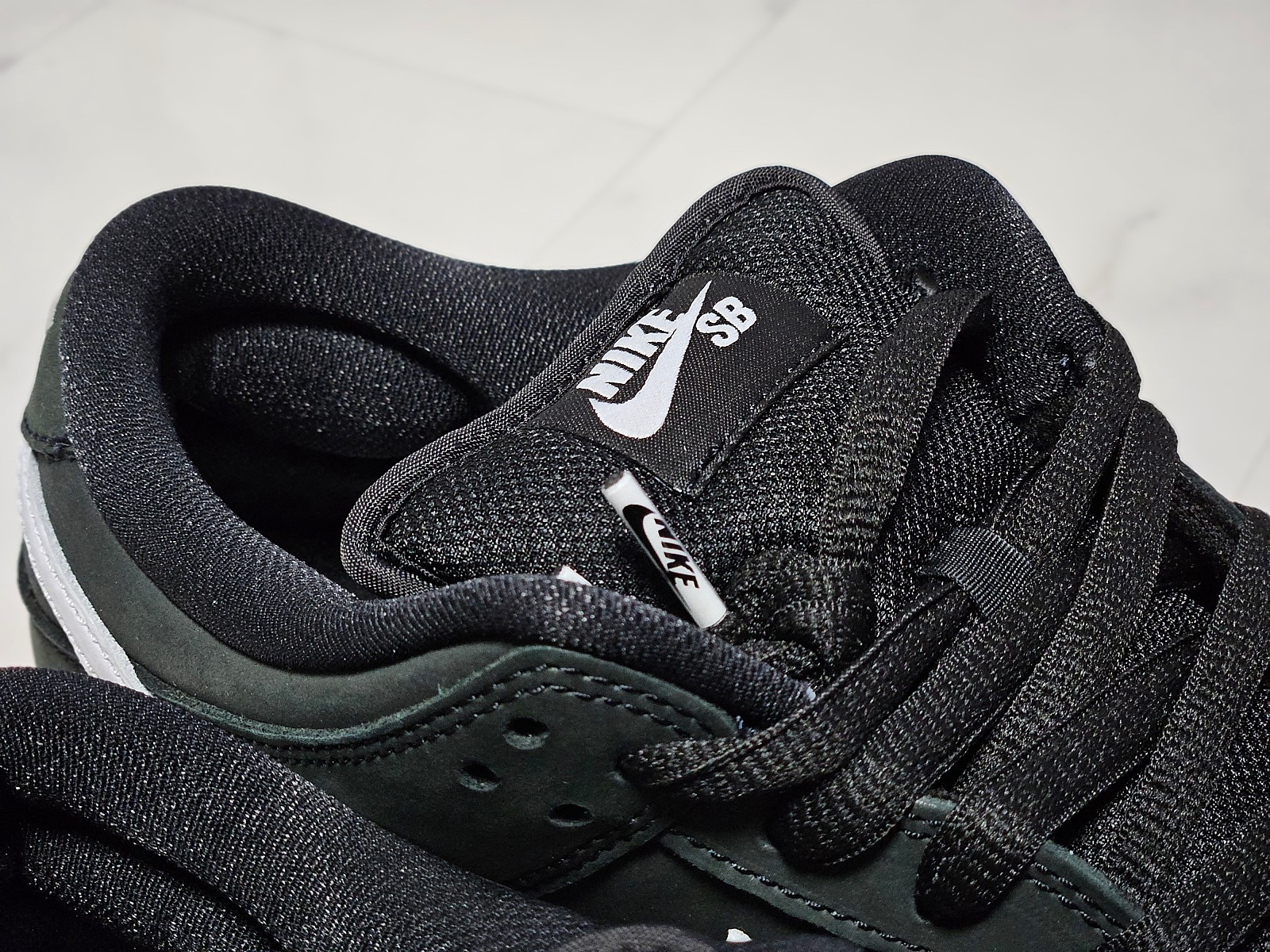 Nike SB Dunk Low Pro Black White 착용 스타일 - 10