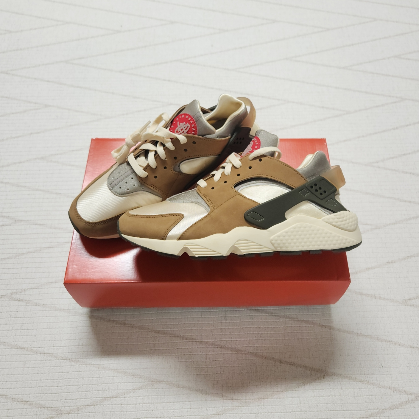 Nike x Stussy Air Huarache LE Desert Oak 착용 스타일 - 2