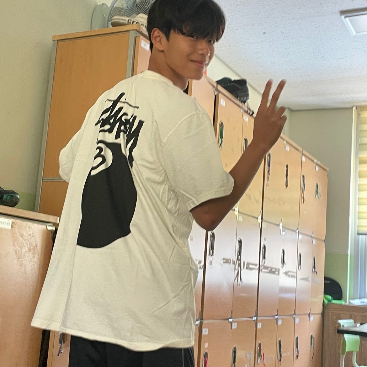 Stussy 8 Ball Pigment Dyed T-Shirt Natural 착용 스타일 - 1
