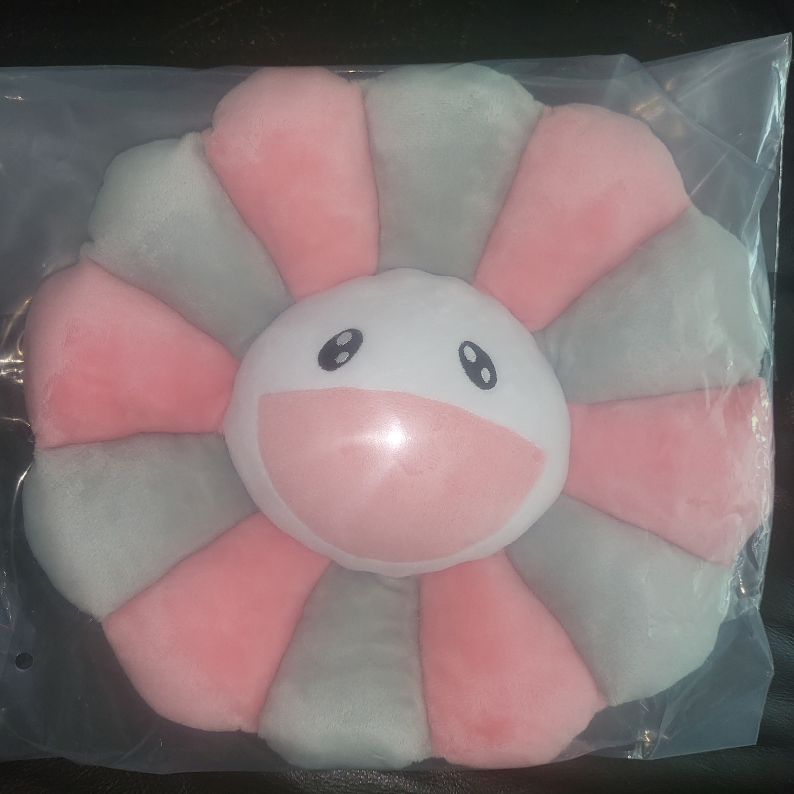 Kaikai Kiki x Blackpink Flower Pillow 30cm Pink Grey 착용 스타일