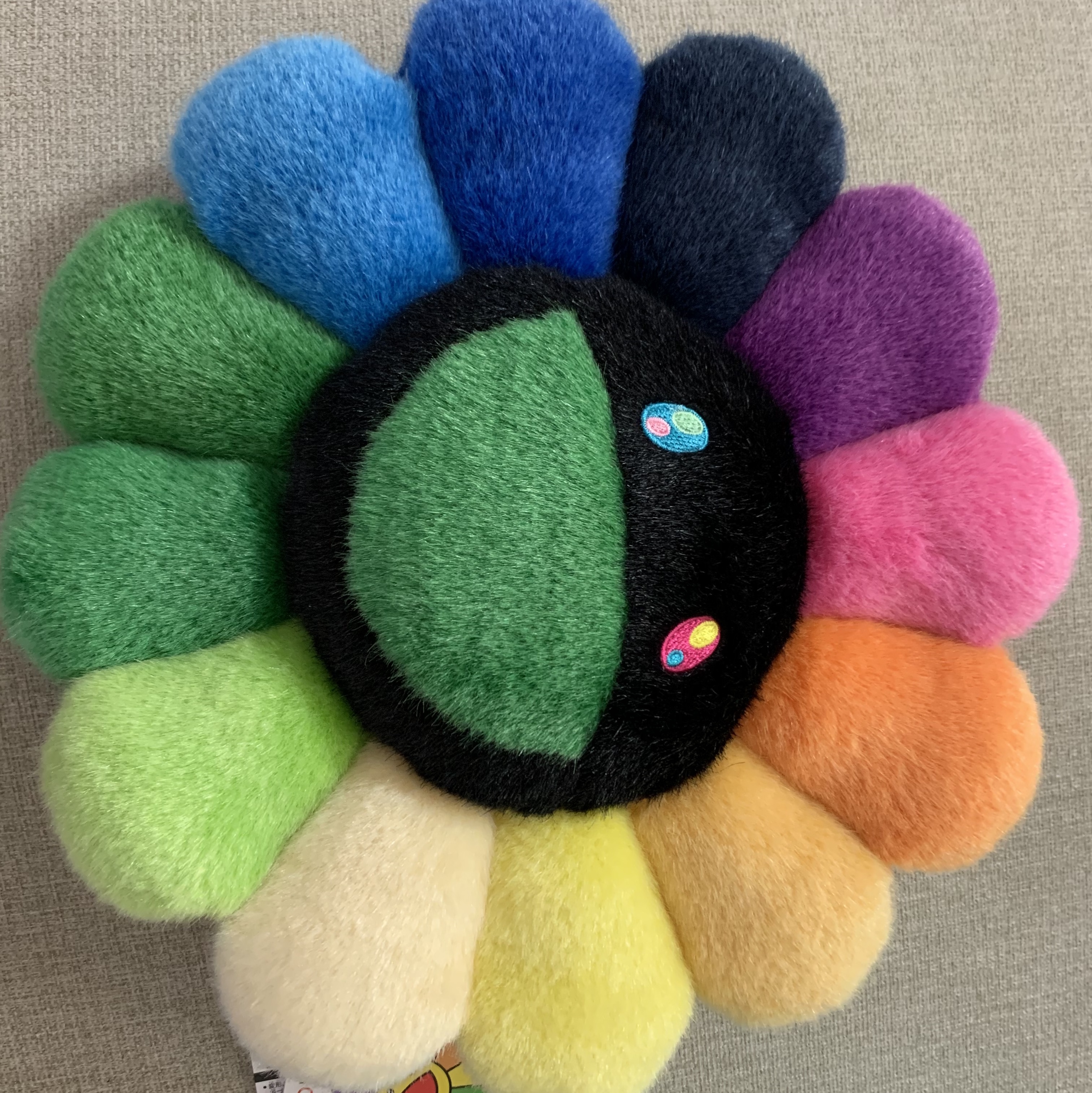 Kaikai Kiki Flower Cushion 30cm Rainbow & Black 착용 스타일