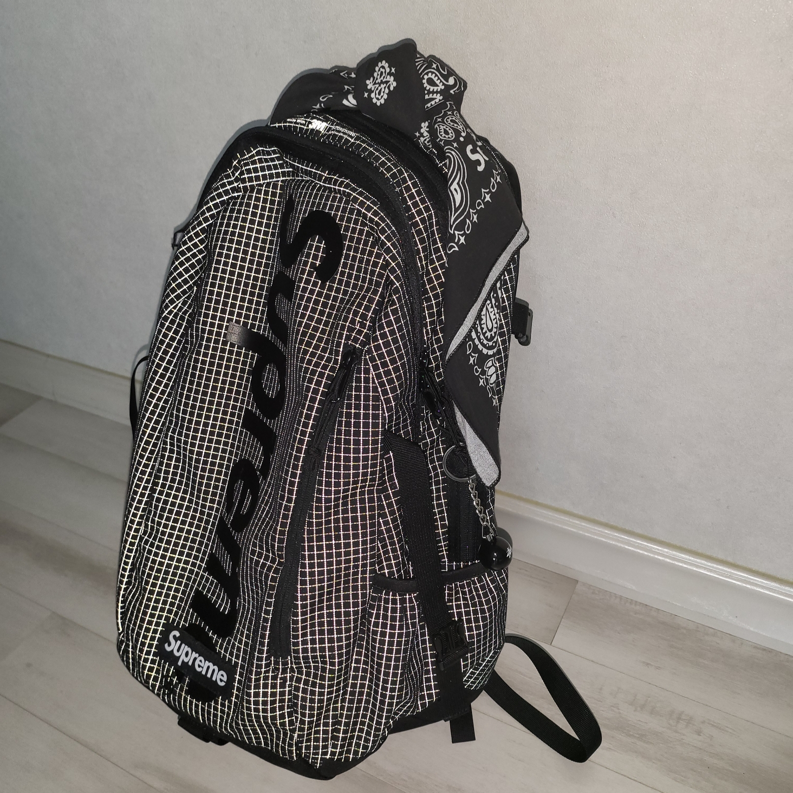 Supreme Backpack Black - 24SS, Supreme Hav-A-Hank Bandanas Multicolor (Set of 3) - 24SS 착용 스타일