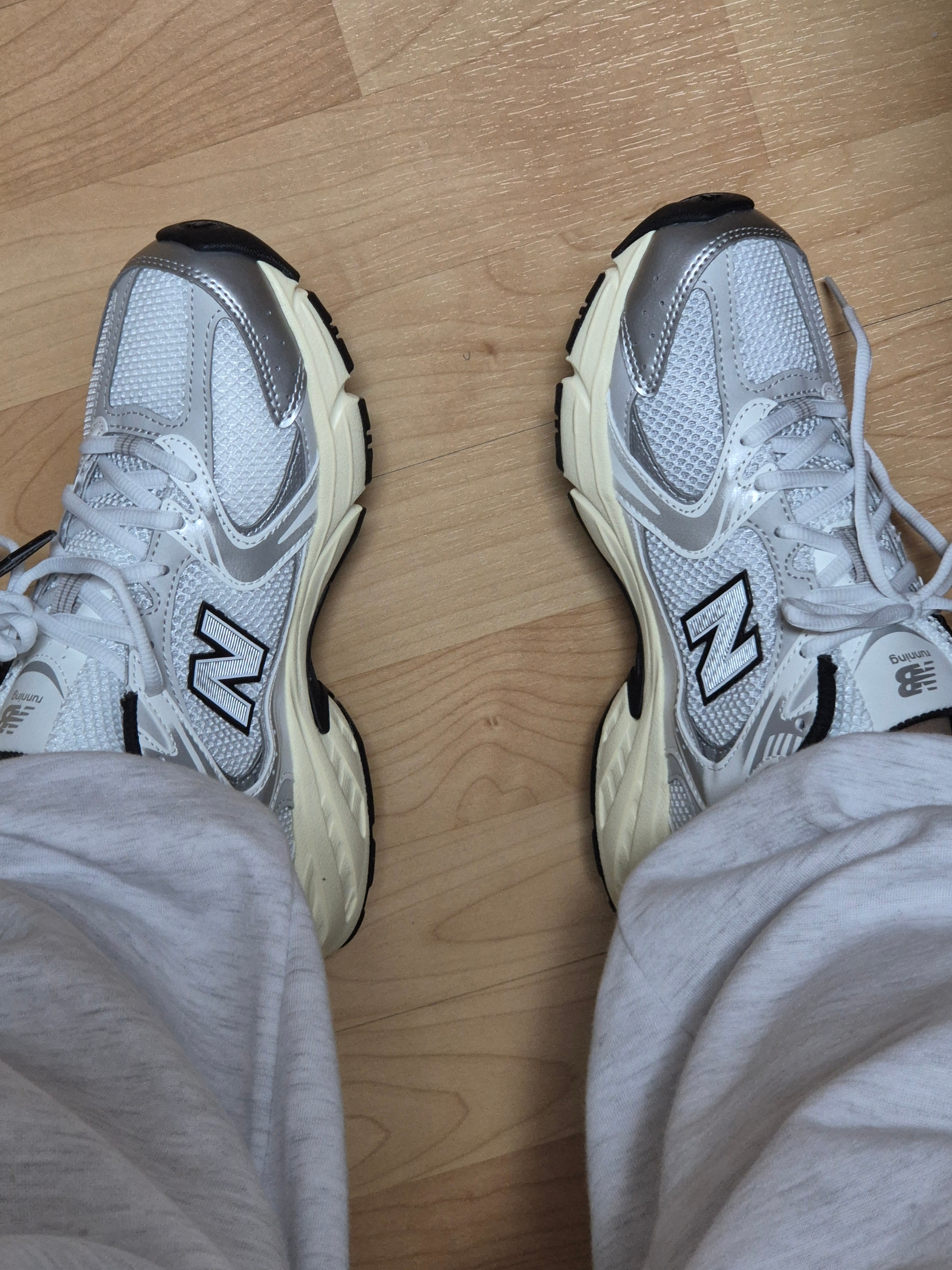 New Balance 530 Silver Cream 착용 스타일 - 2