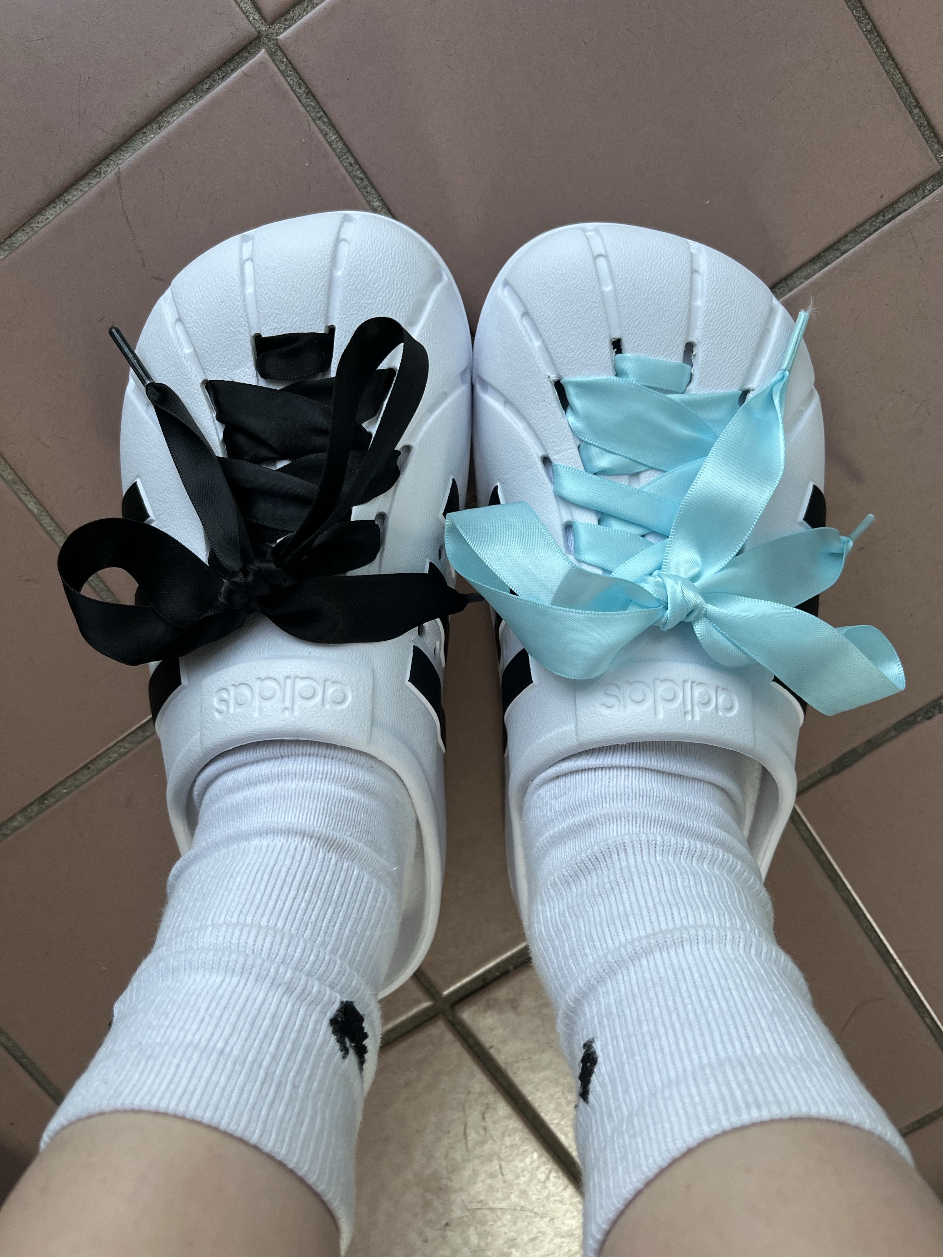 Adidas Adilette Clog White Black 착용 스타일