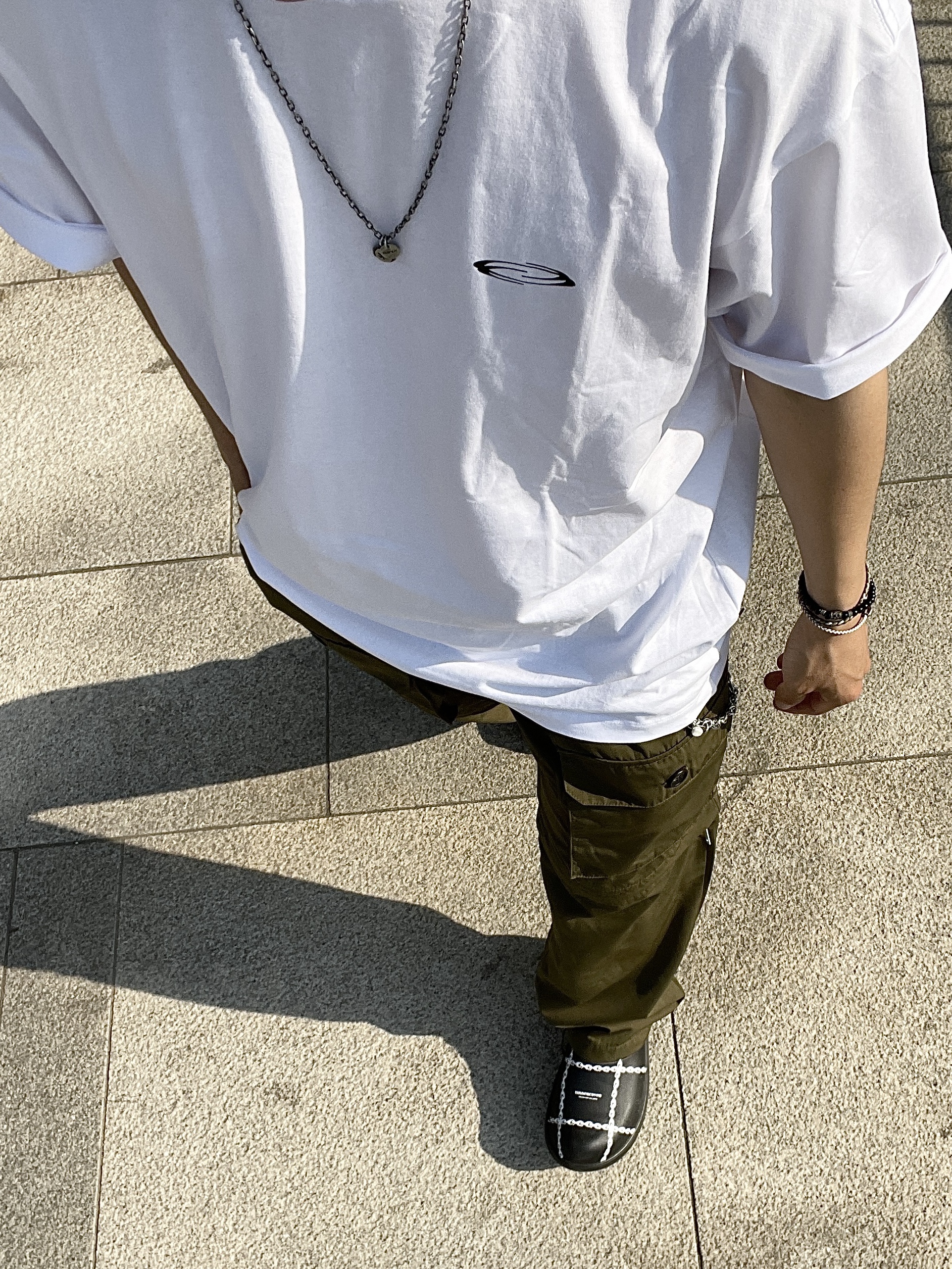 Oofos x Undercover Clog Black 착용 스타일 - 4