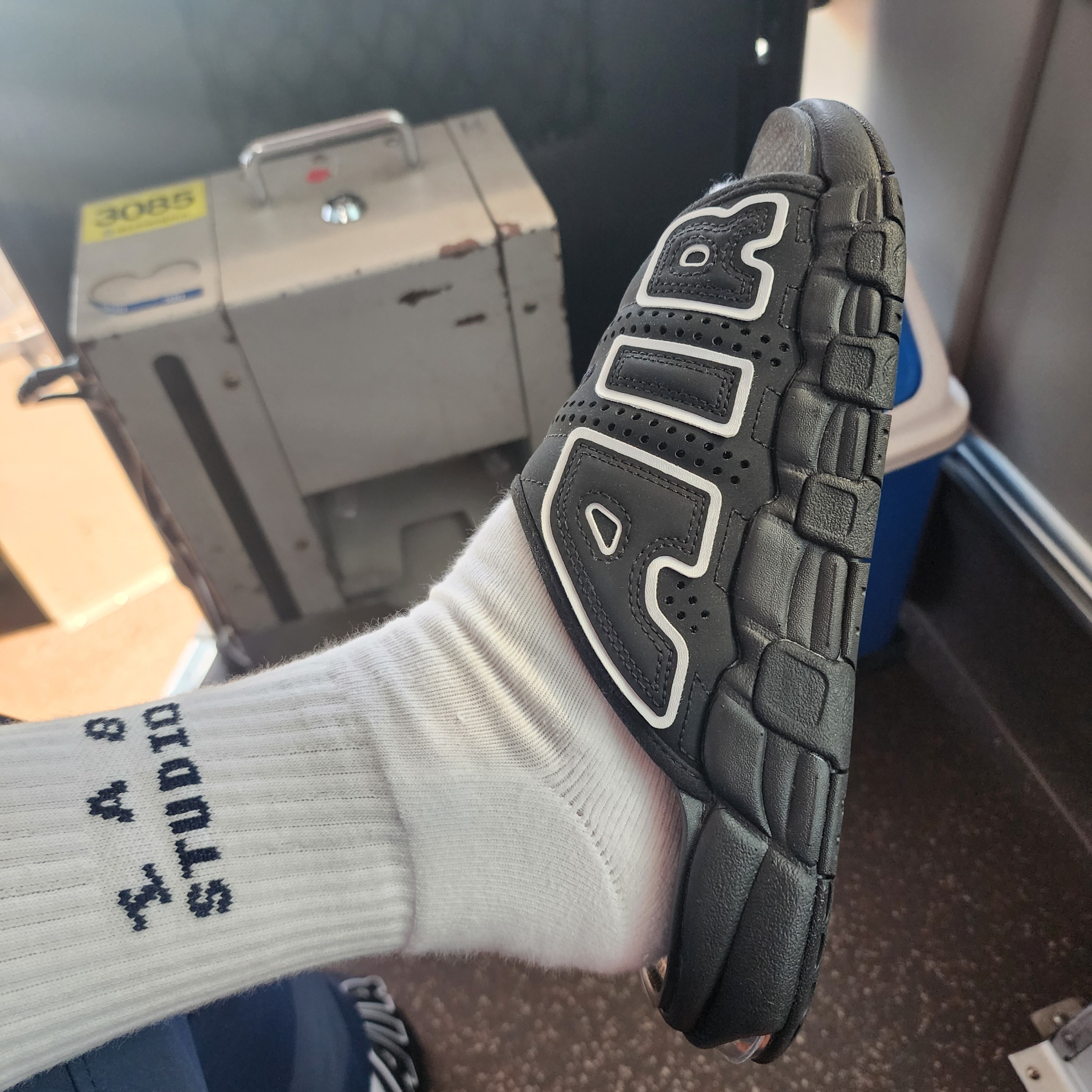 Nike Air More Uptempo Slide Black White, IAB Studio Socks White (5 Pack) 착용 스타일