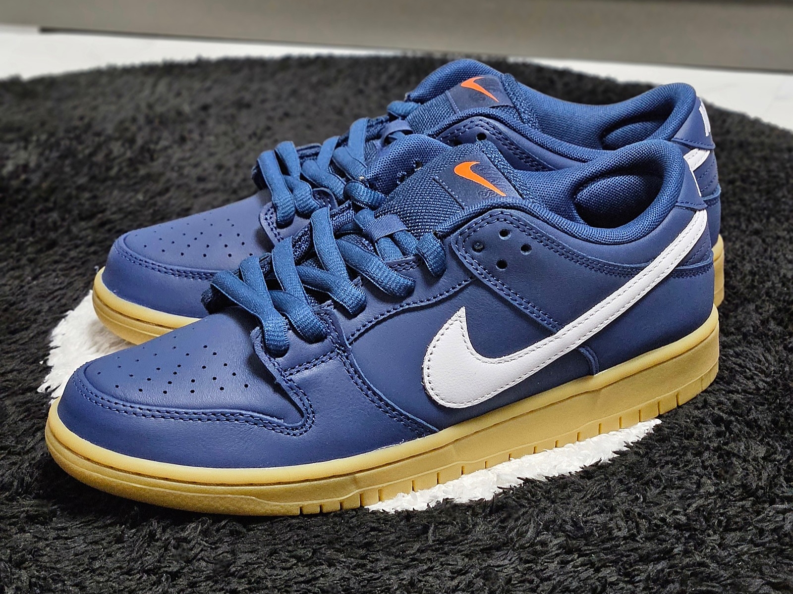 Nike SB Dunk Low Pro Navy Gum 착용 스타일 - 7