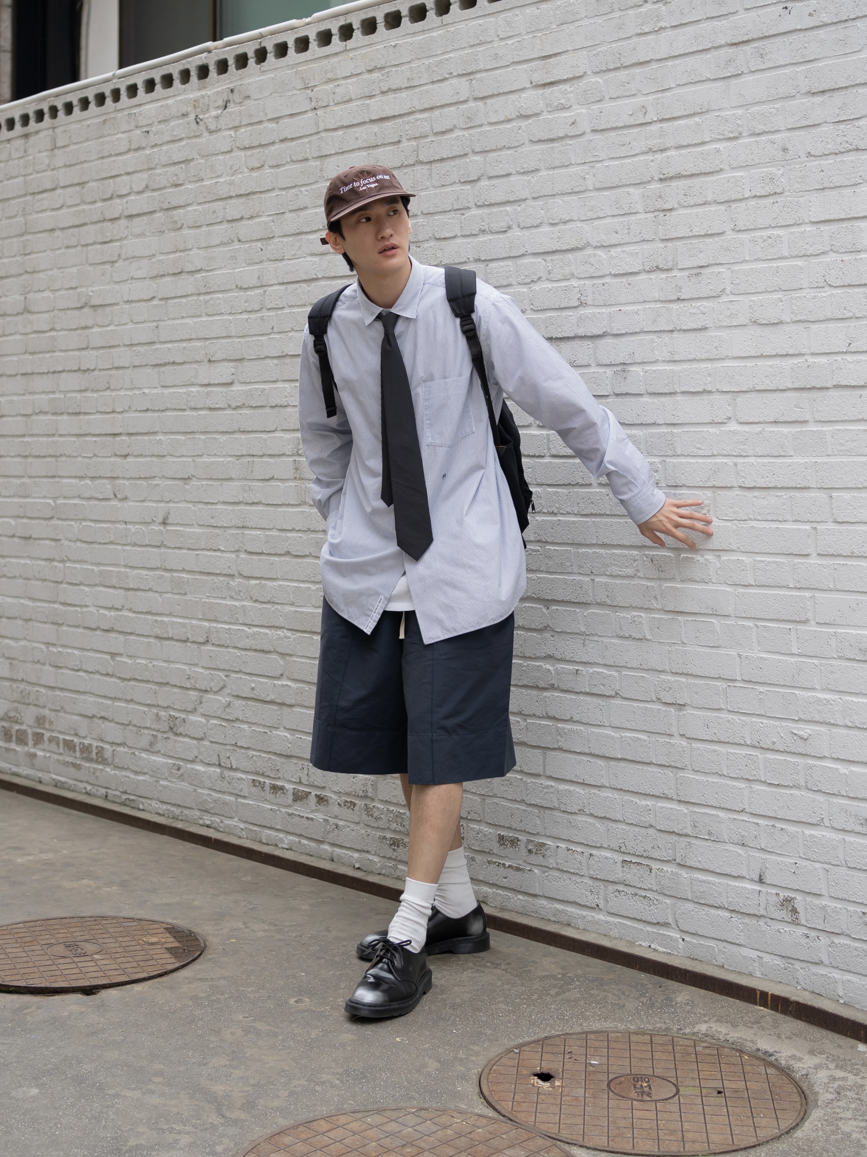 Dr. Martens x Supreme 1461 Gray Silver 착용 스타일 - 5
