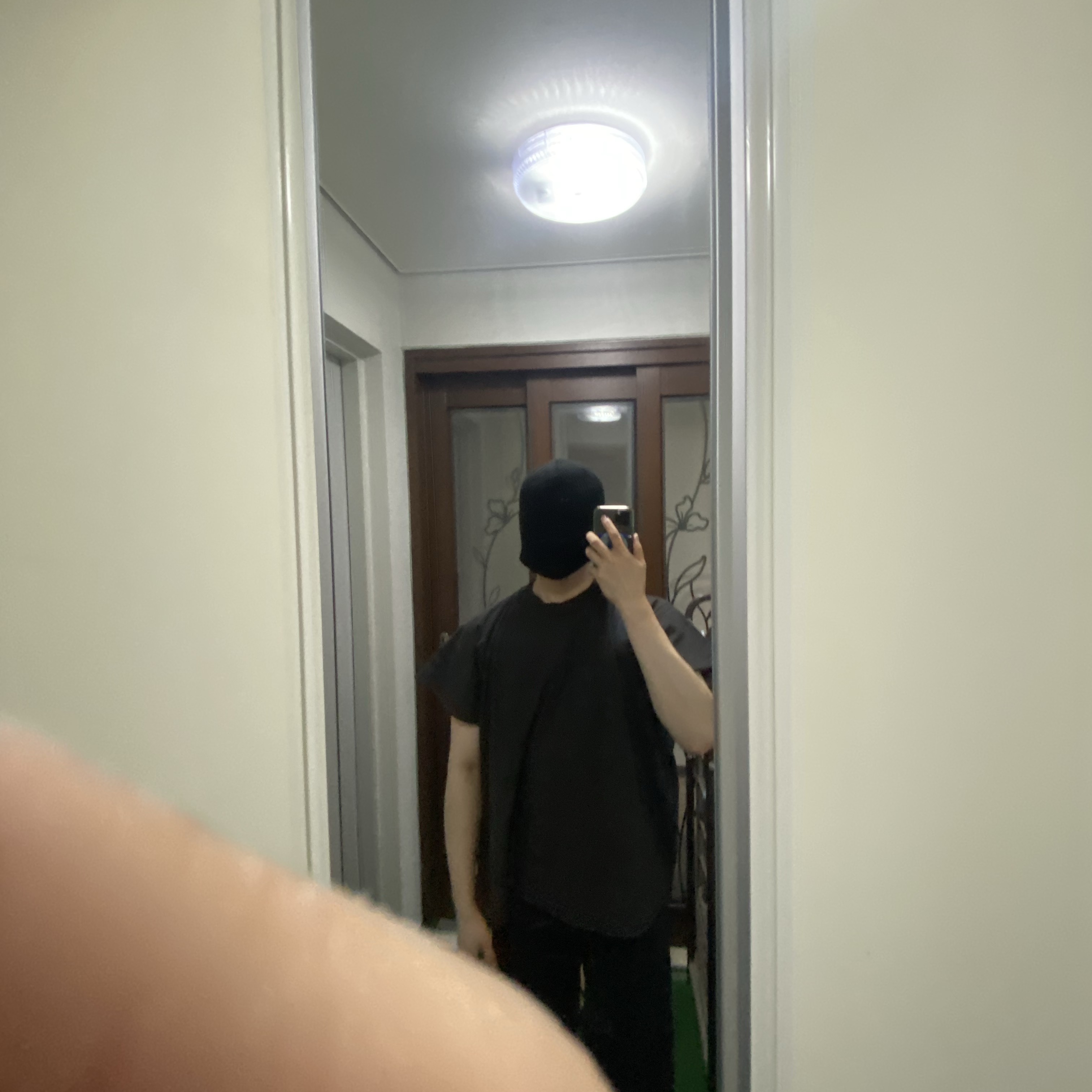 Yeezy Vultures Box T-Shirt Black, Yeezy Vultures Pants Black 착용 스타일