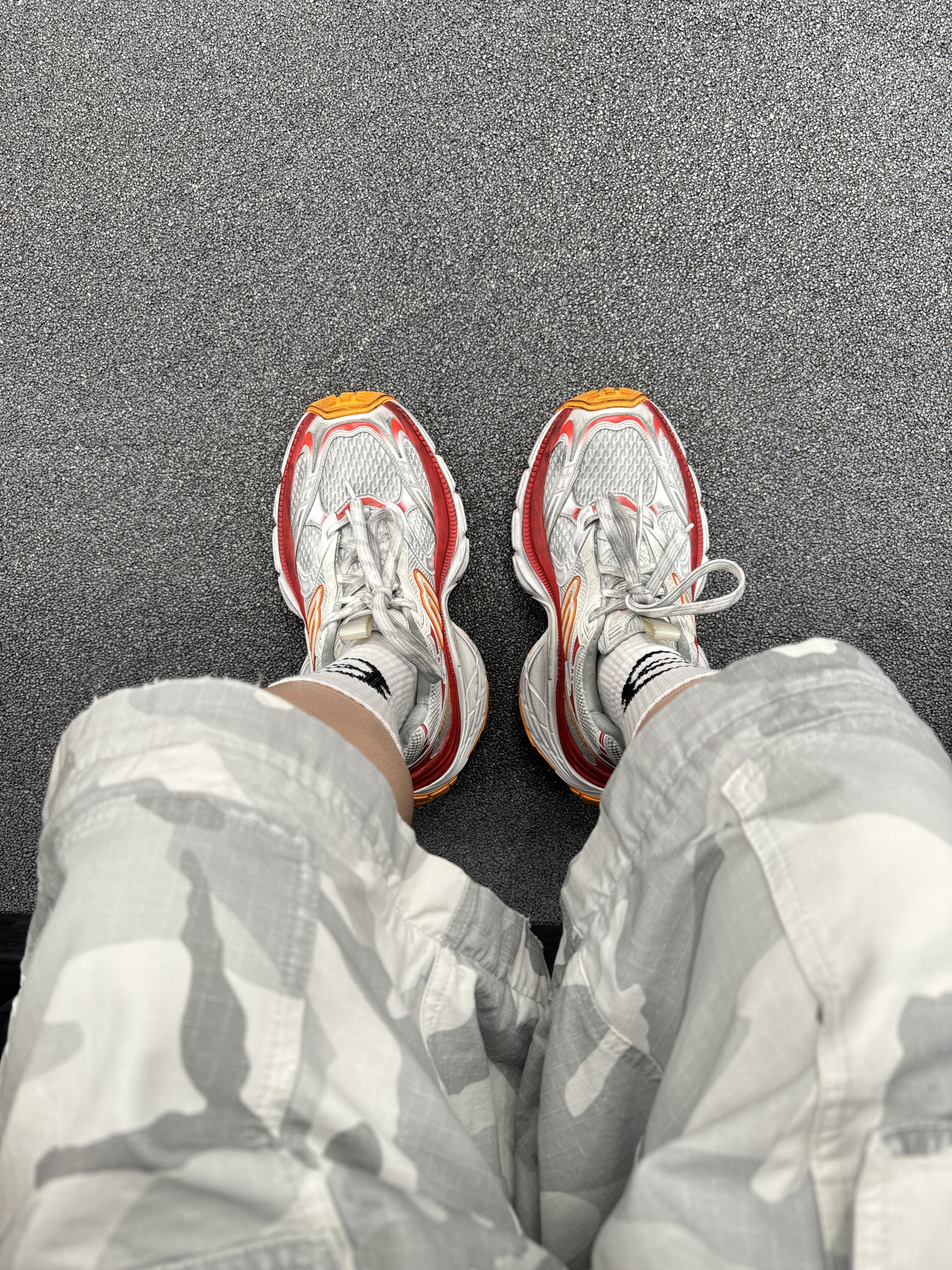 Balenciaga 10XL Sneakers White Grey Silver Black, (W) Balenciaga 10XL Sneakers White Red Orange 착용 스타일 - 4