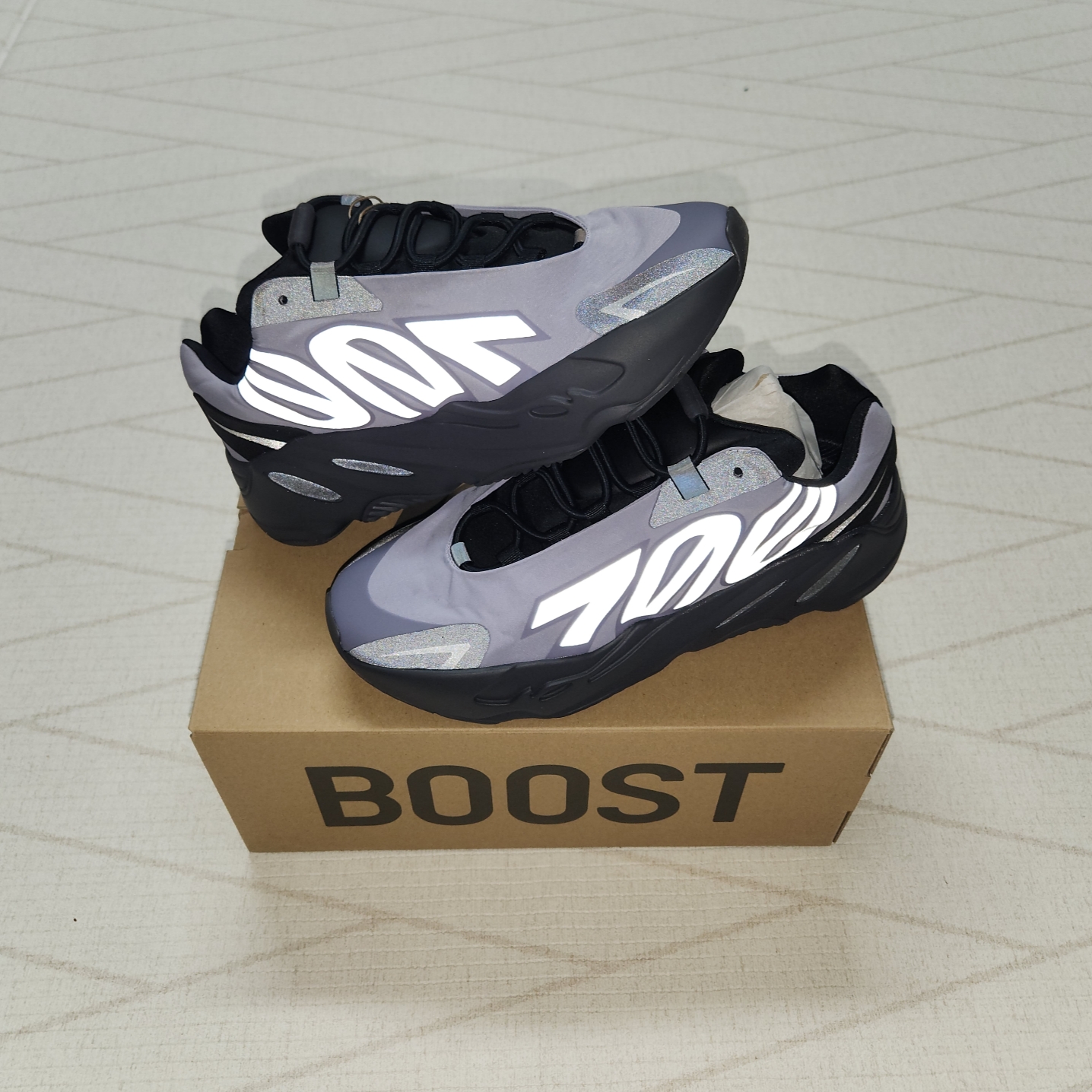 Adidas Yeezy Boost 700 MNVN Geode 착용 스타일 - 3