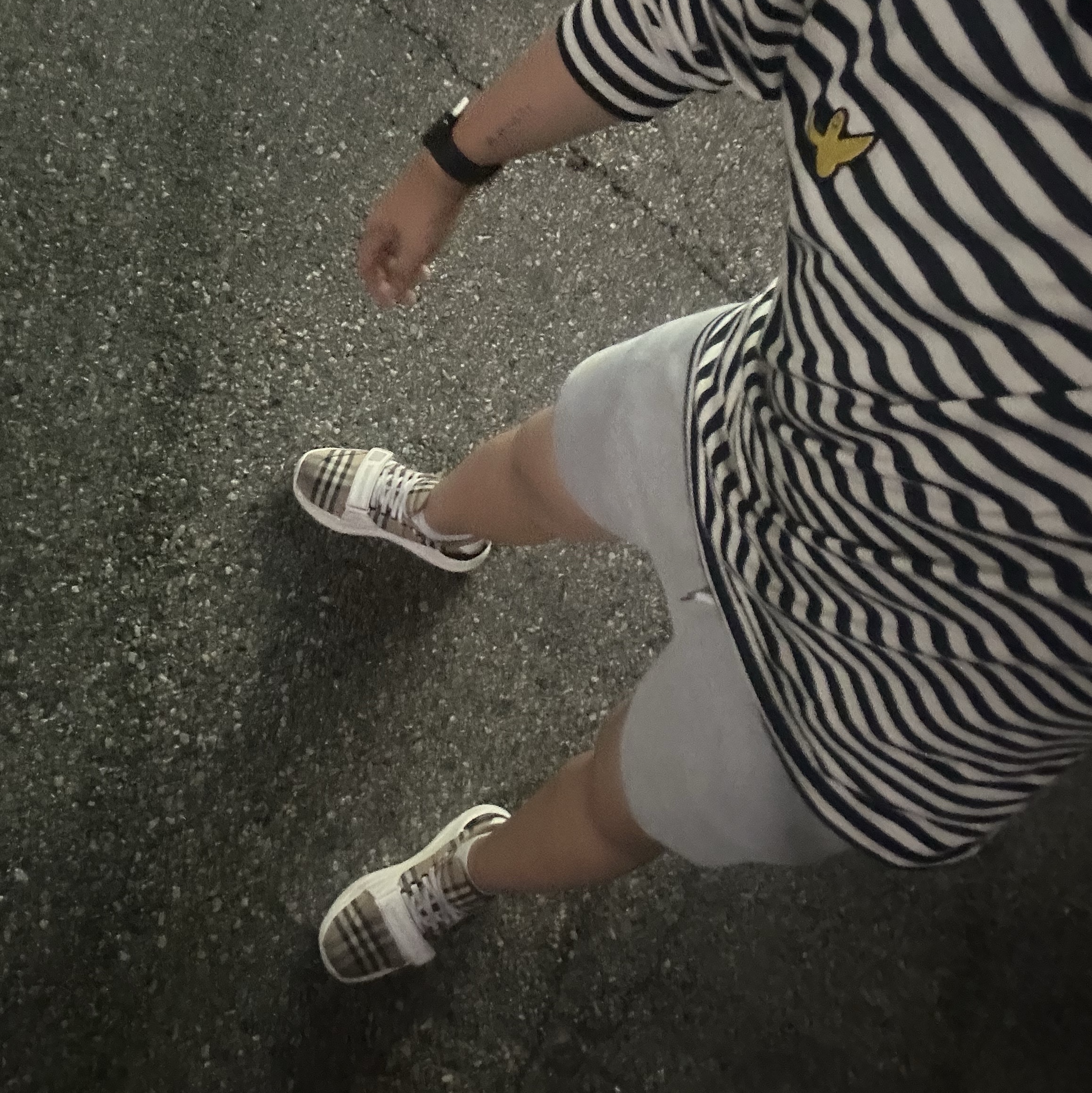 Burberry Vintage Check Suede Leather Sneakers Archive Beige 착용 스타일