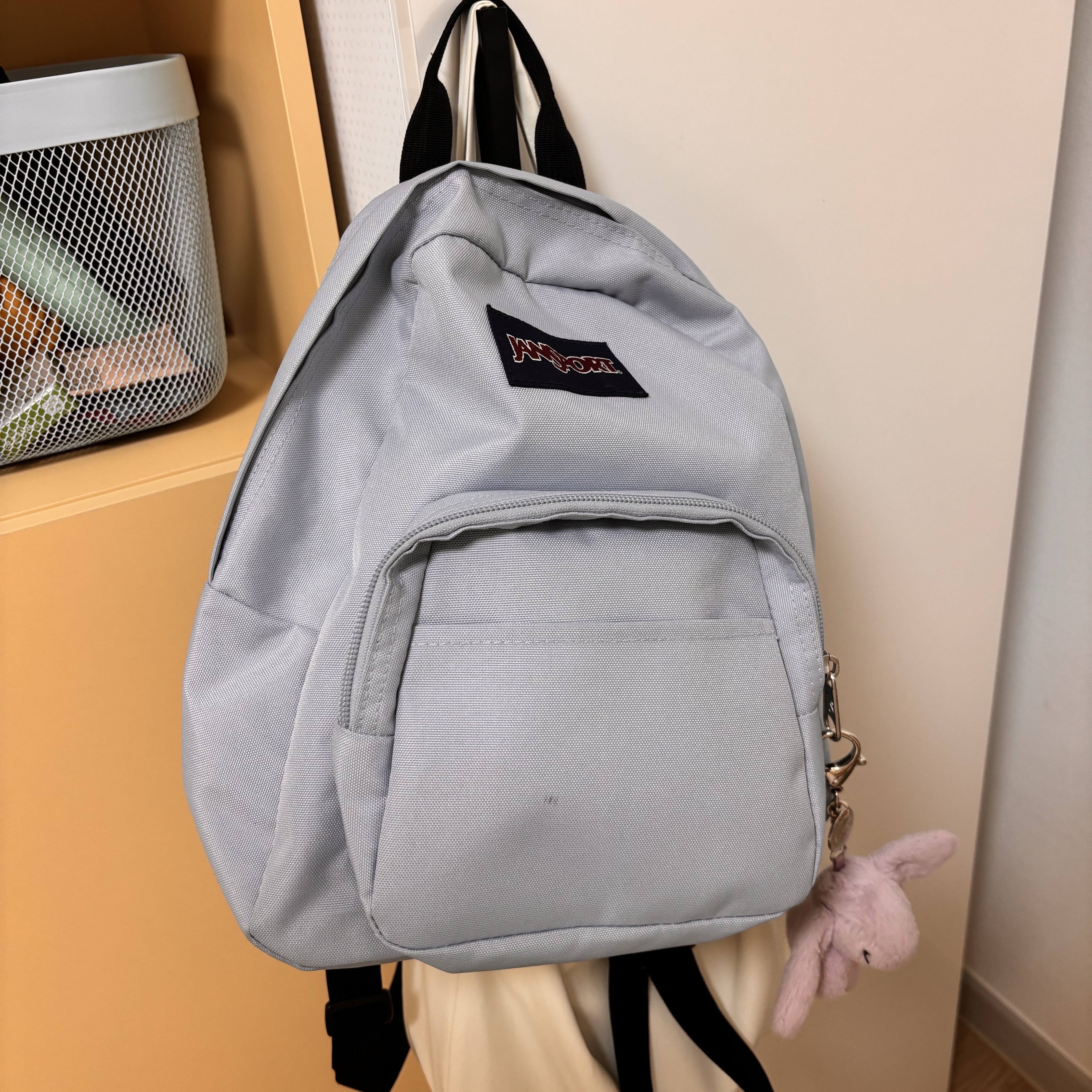 Jansport Half Pint Mini Backpack Blue Dusk, Jellycat Bashful Bunny Bag Charm Lavender 착용 스타일
