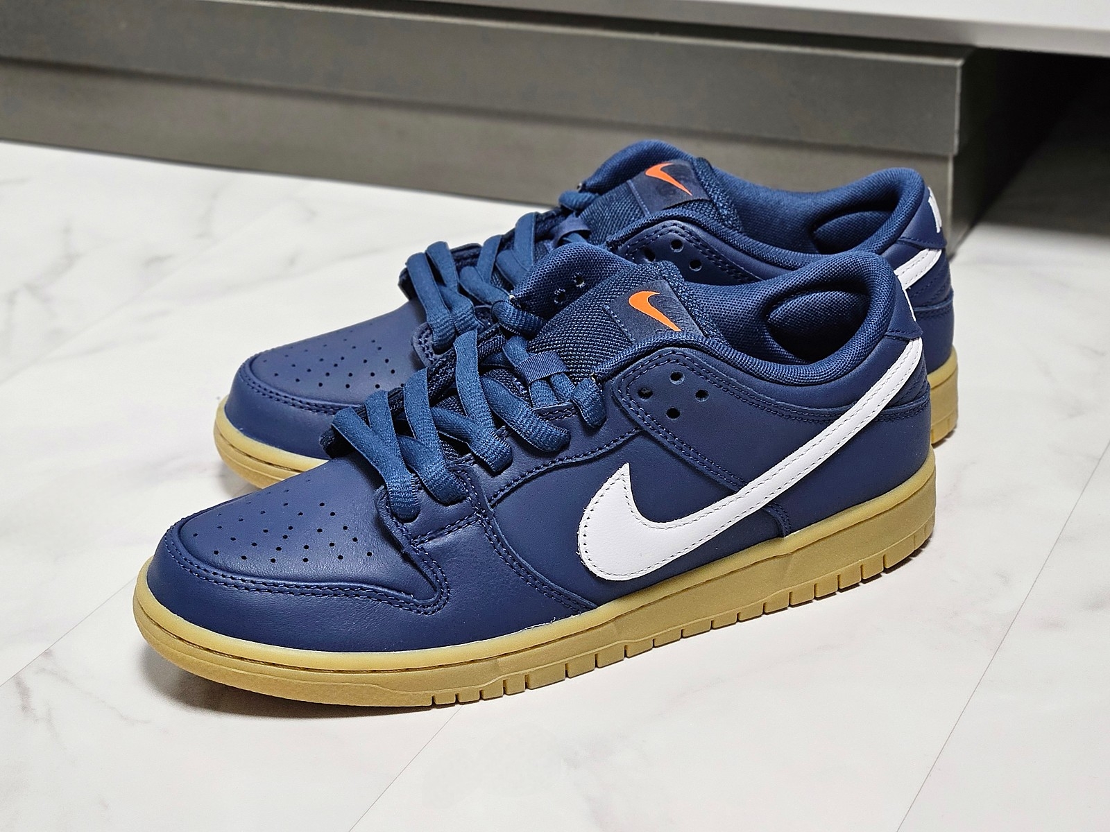 Nike SB Dunk Low Pro Navy Gum 착용 스타일 - 4