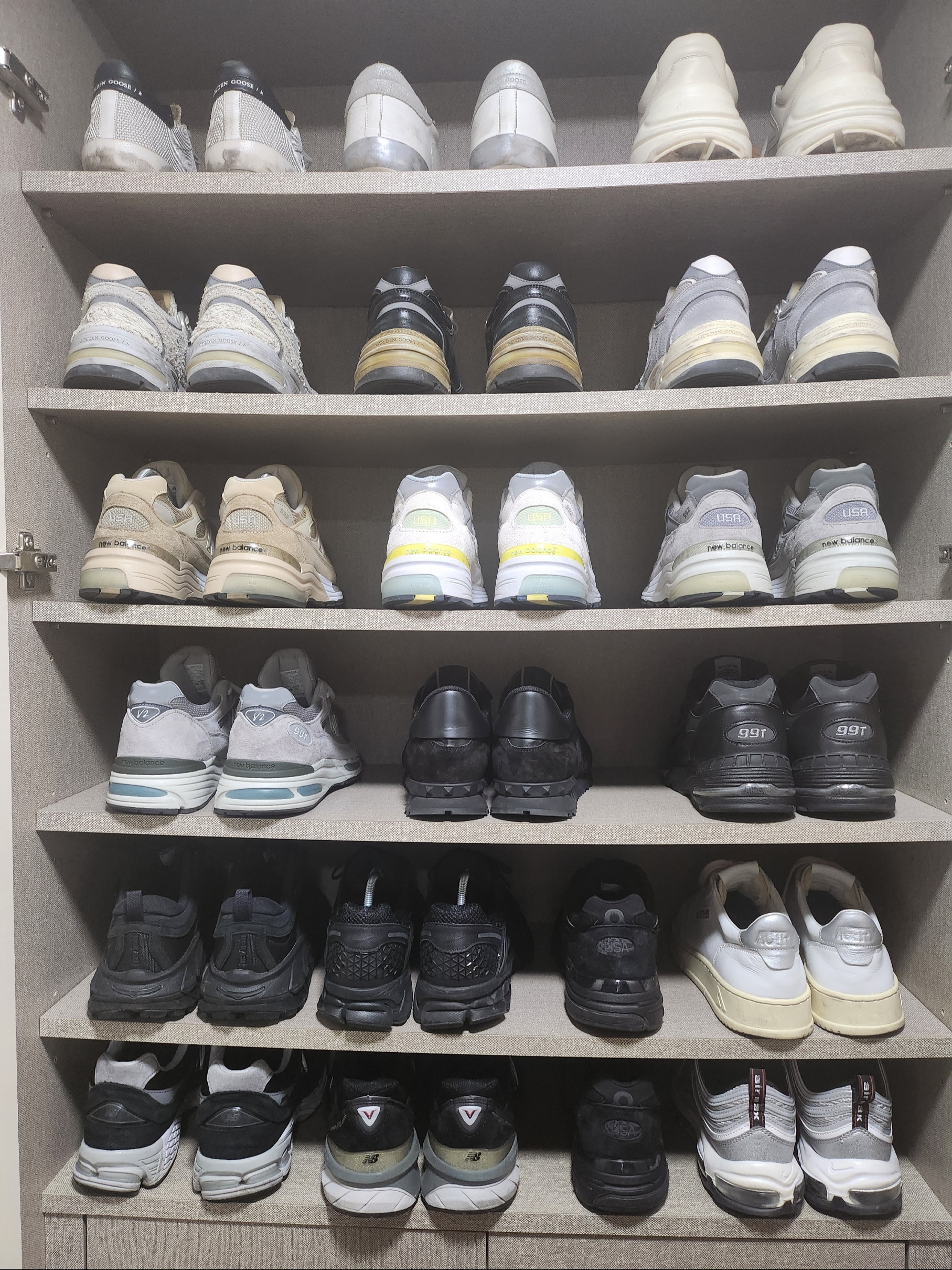 Gucci Rhyton Leather Sneakers Distressed Ivory, Golden Goose Superstar White Silver Heel Tab Sneakers 착용 스타일