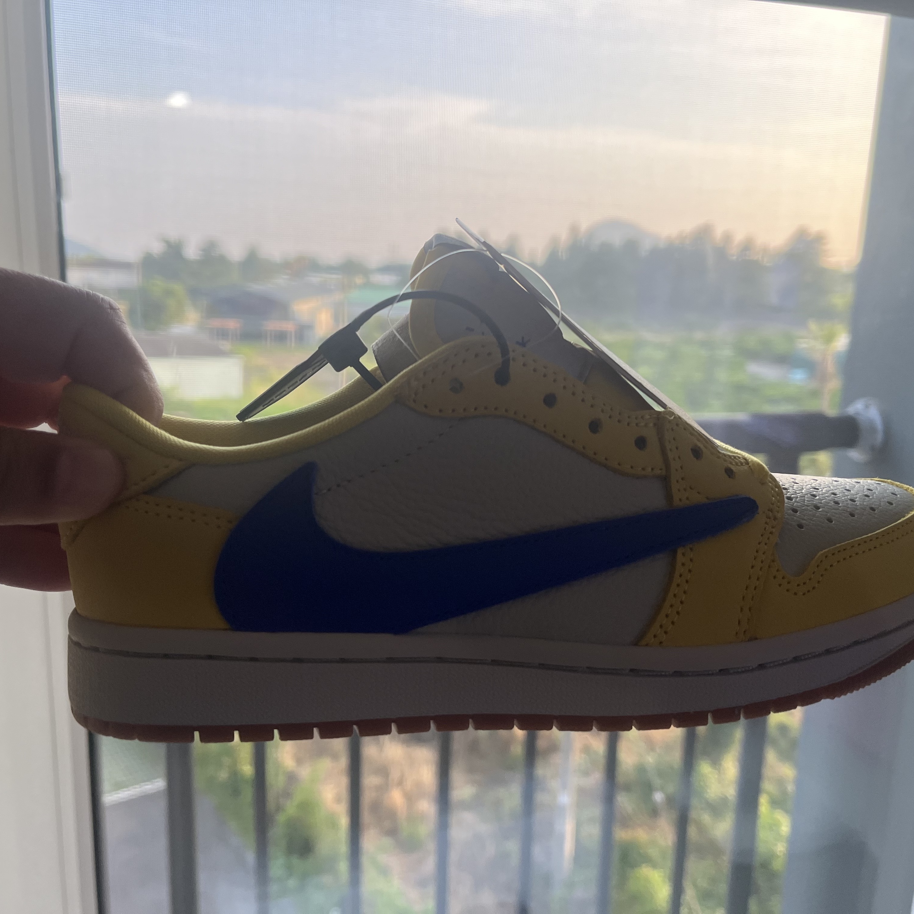 (W) Jordan 1 x Travis Scott Retro Low OG SP Canary 착용 스타일 - 2