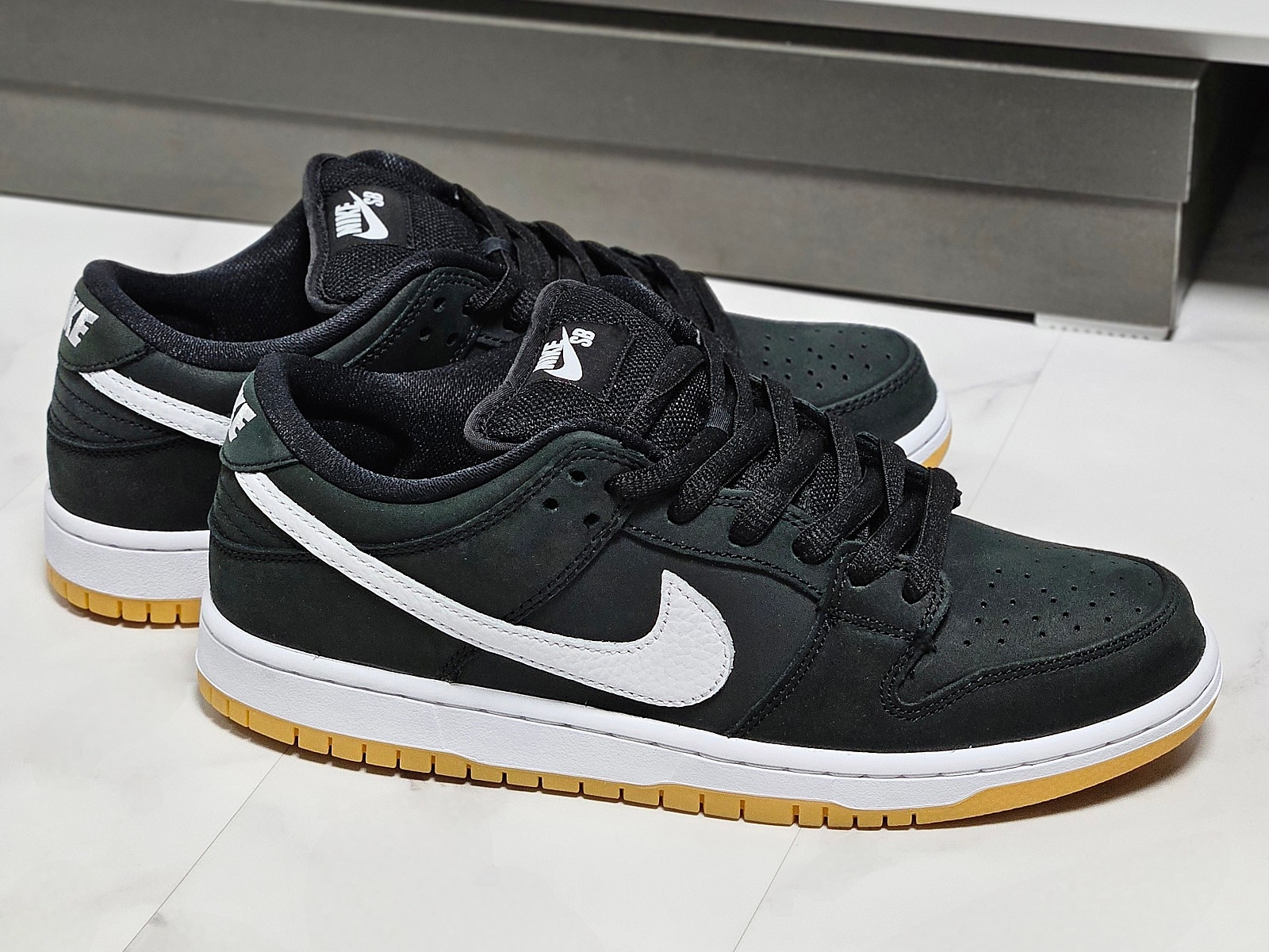 Nike SB Dunk Low Pro Black White 착용 스타일 - 6