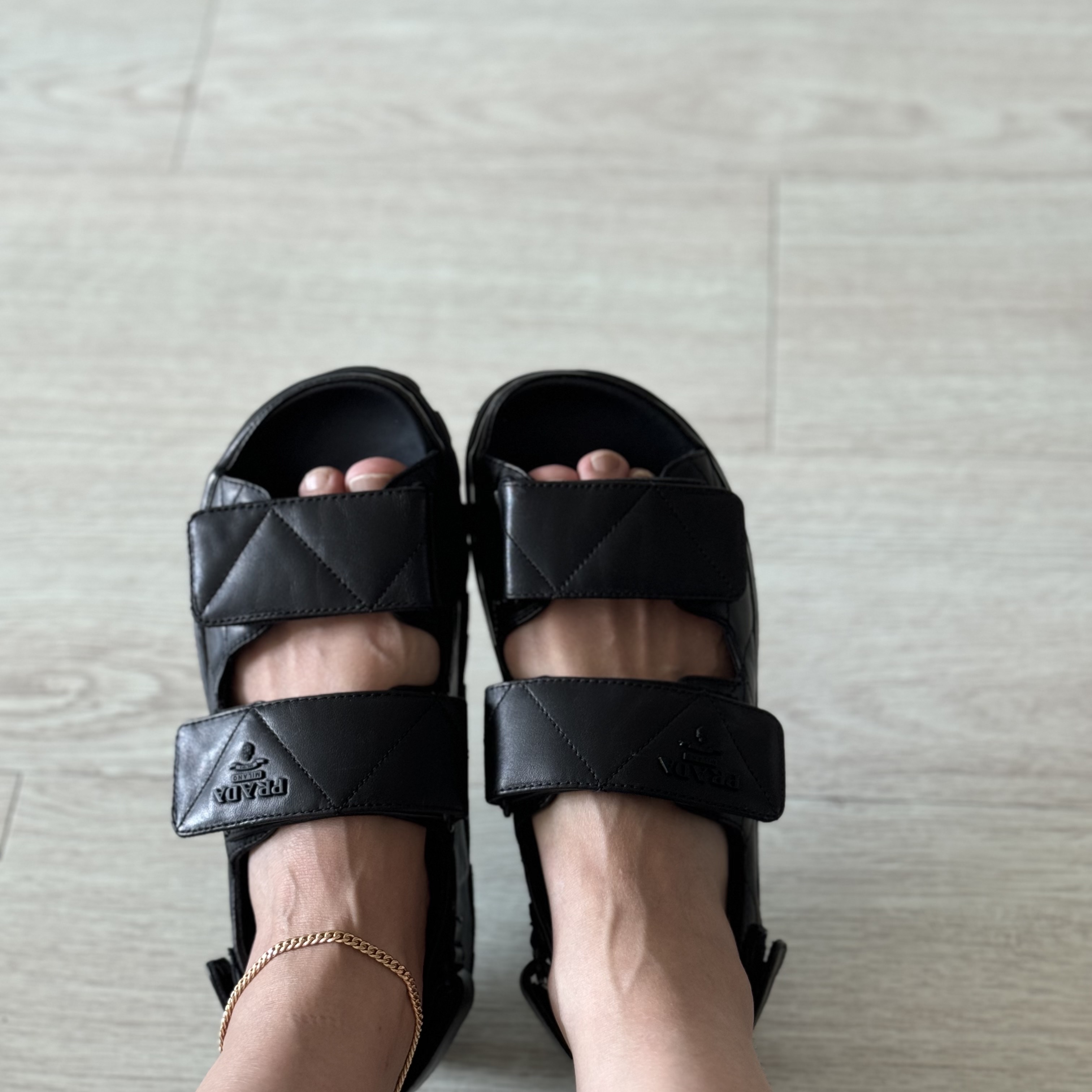 (W) Prada Quilted Nappa Leather Sandal Black, (W) Maison Kitsune Fox Head Patch Classic T-Shirt Black 착용 스타일 - 2
