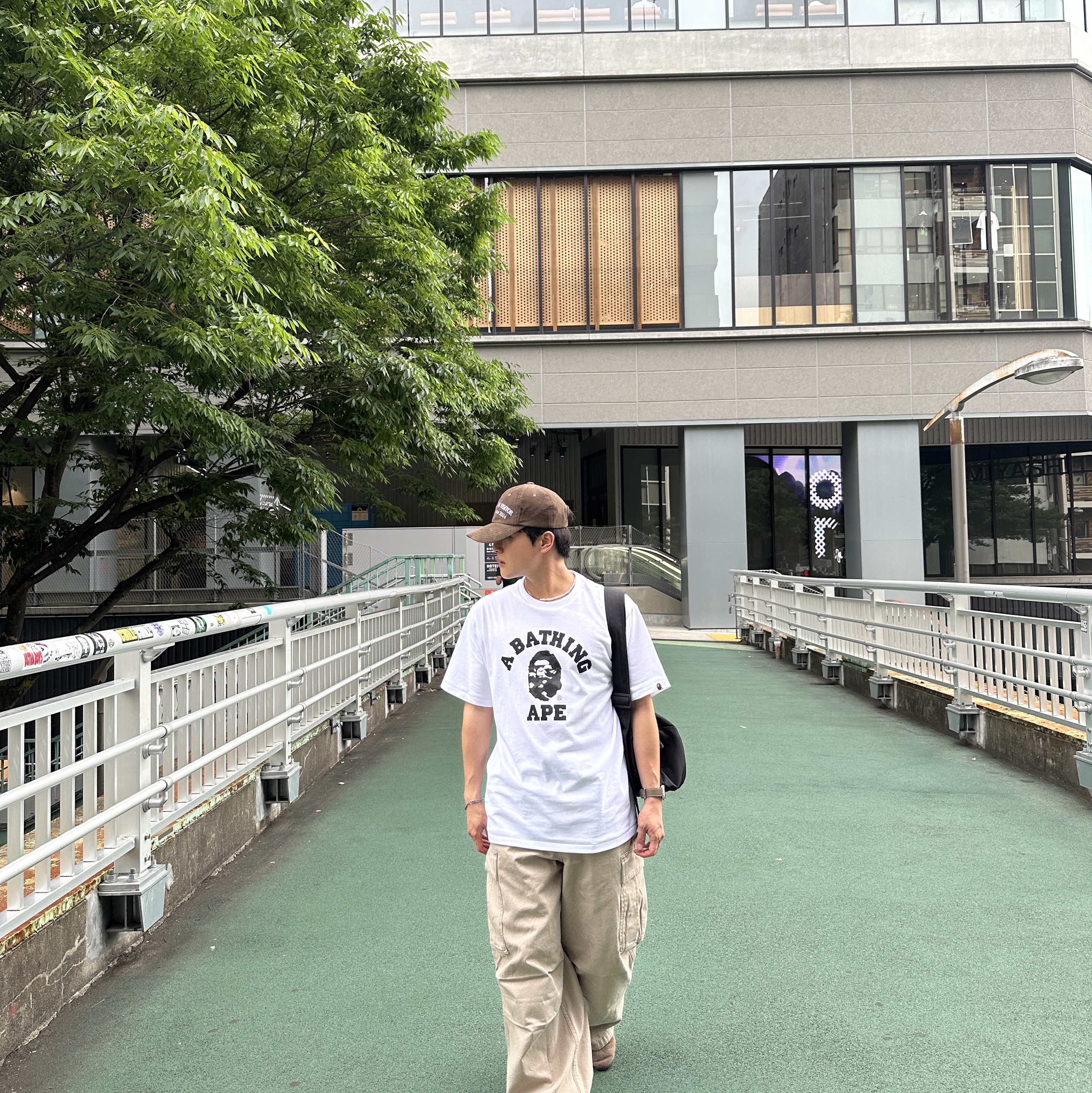BAPE ABC Camo College T-Shirt White Green 착용 스타일 - 3