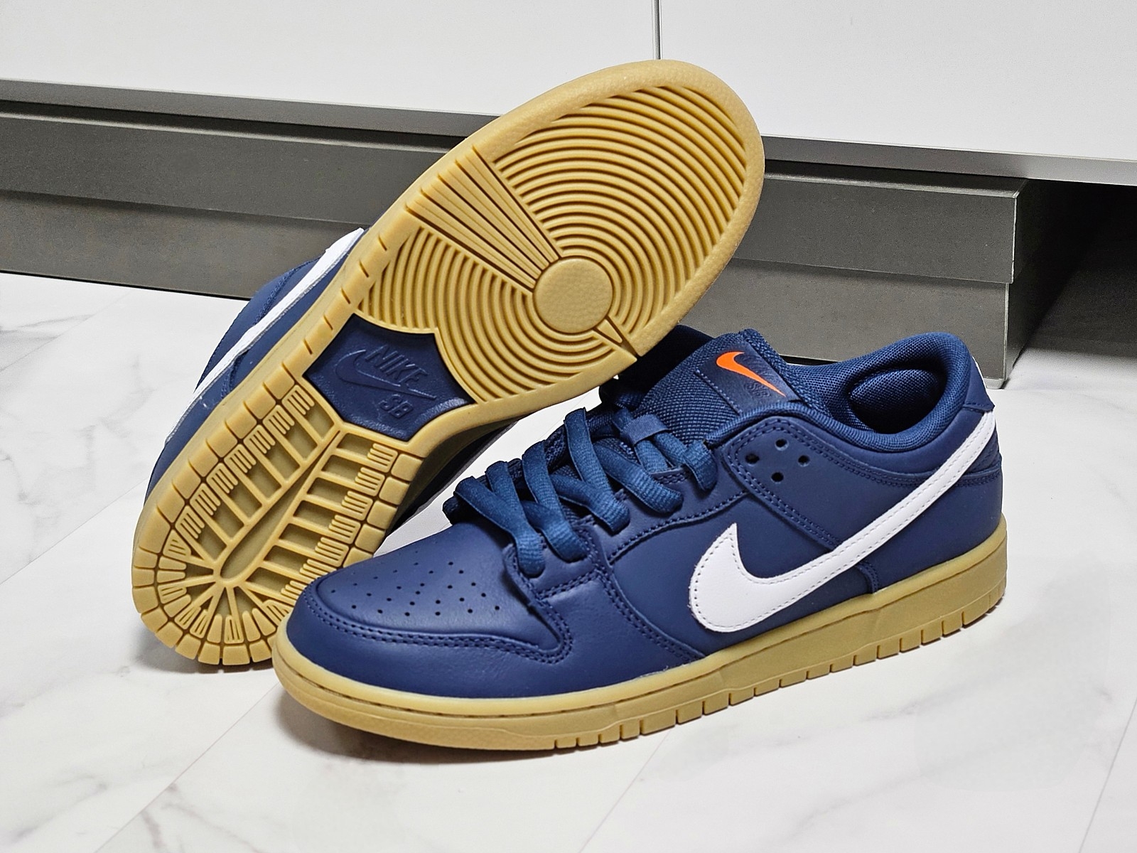 Nike SB Dunk Low Pro Navy Gum 착용 스타일 - 5