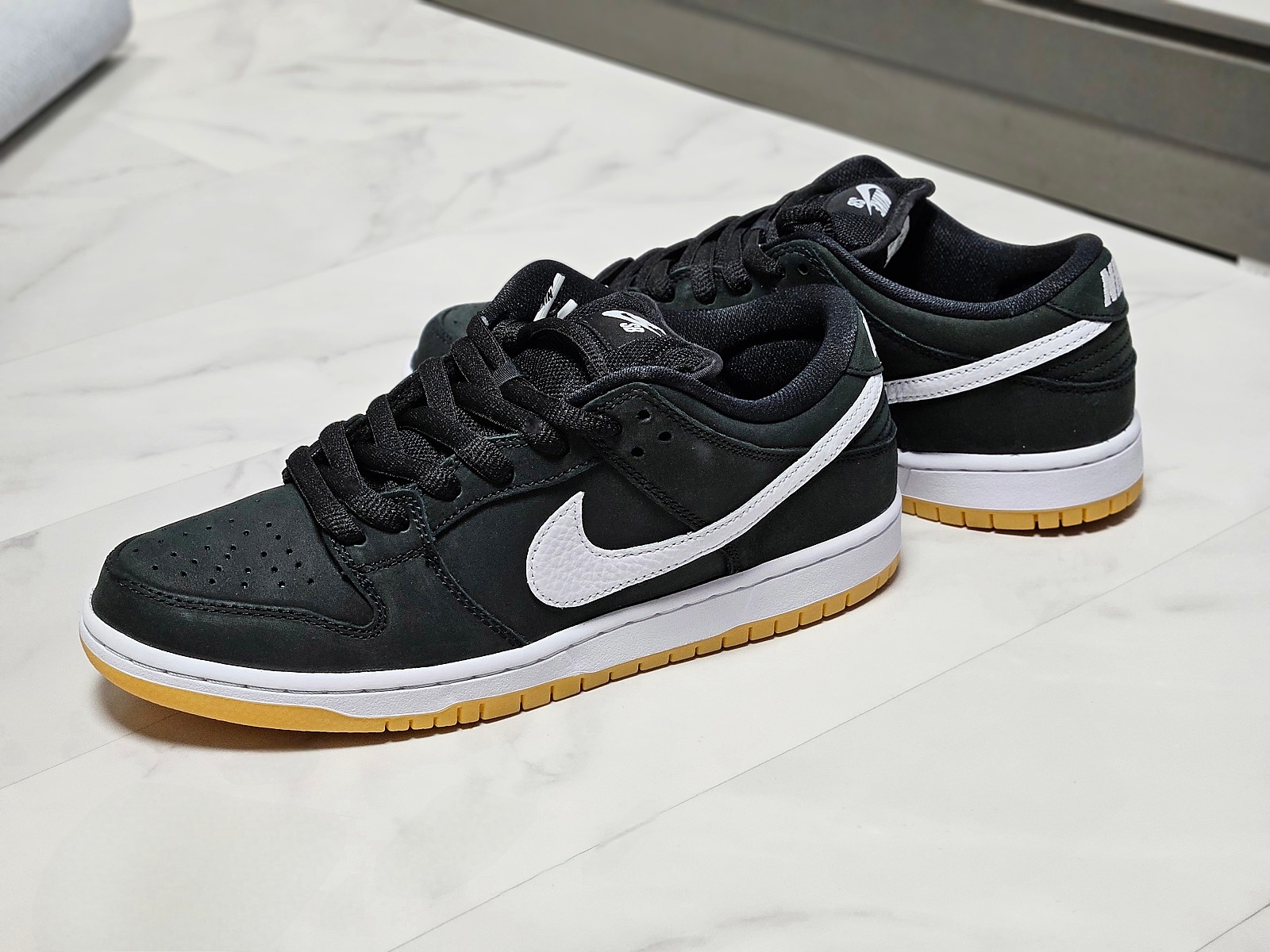 Nike SB Dunk Low Pro Black White 착용 스타일 - 4
