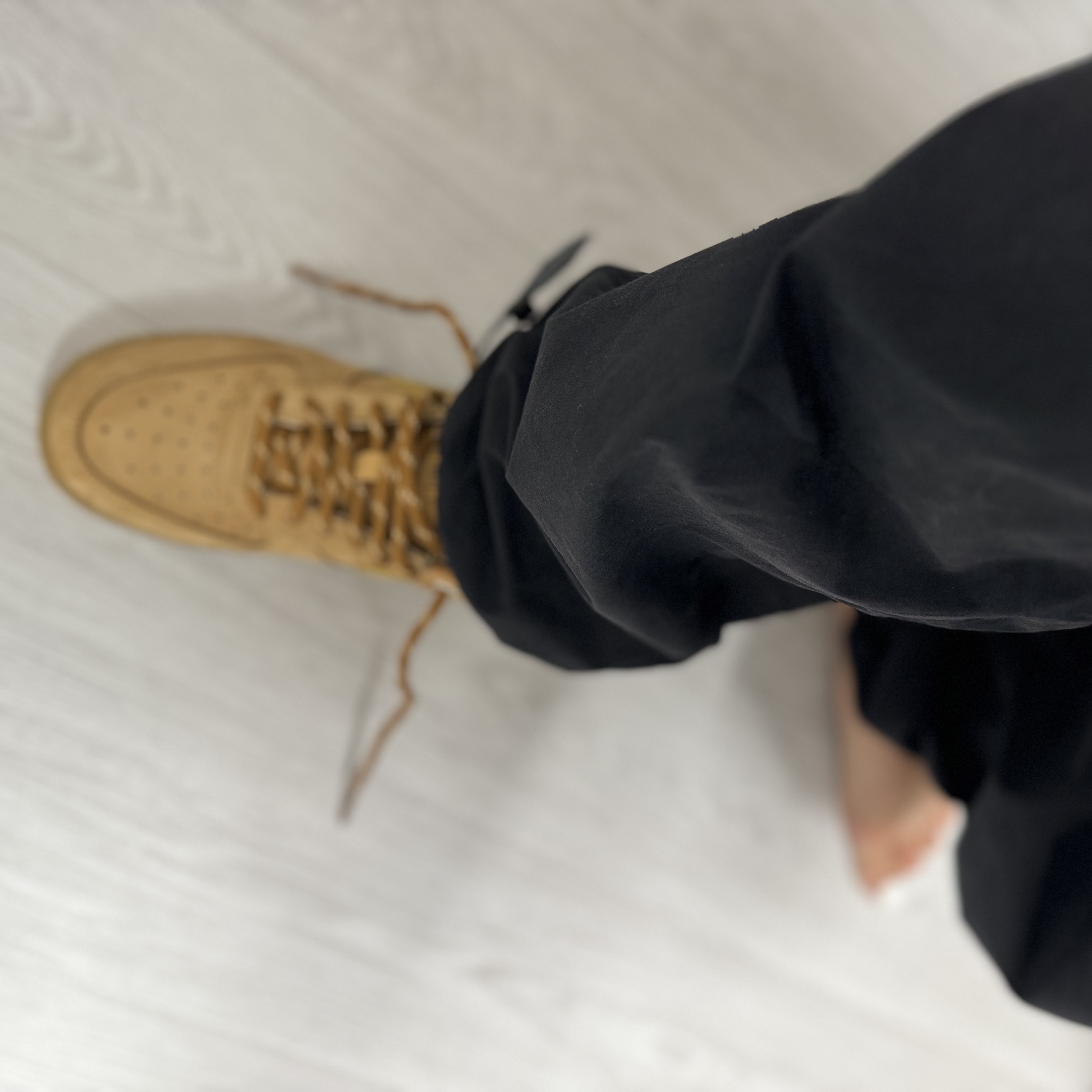 (W) Nike Air Force 1 '07 WB Flax Wheat, Maison Margiela 5AC Medium Camera Bag Brown 착용 스타일 - 5