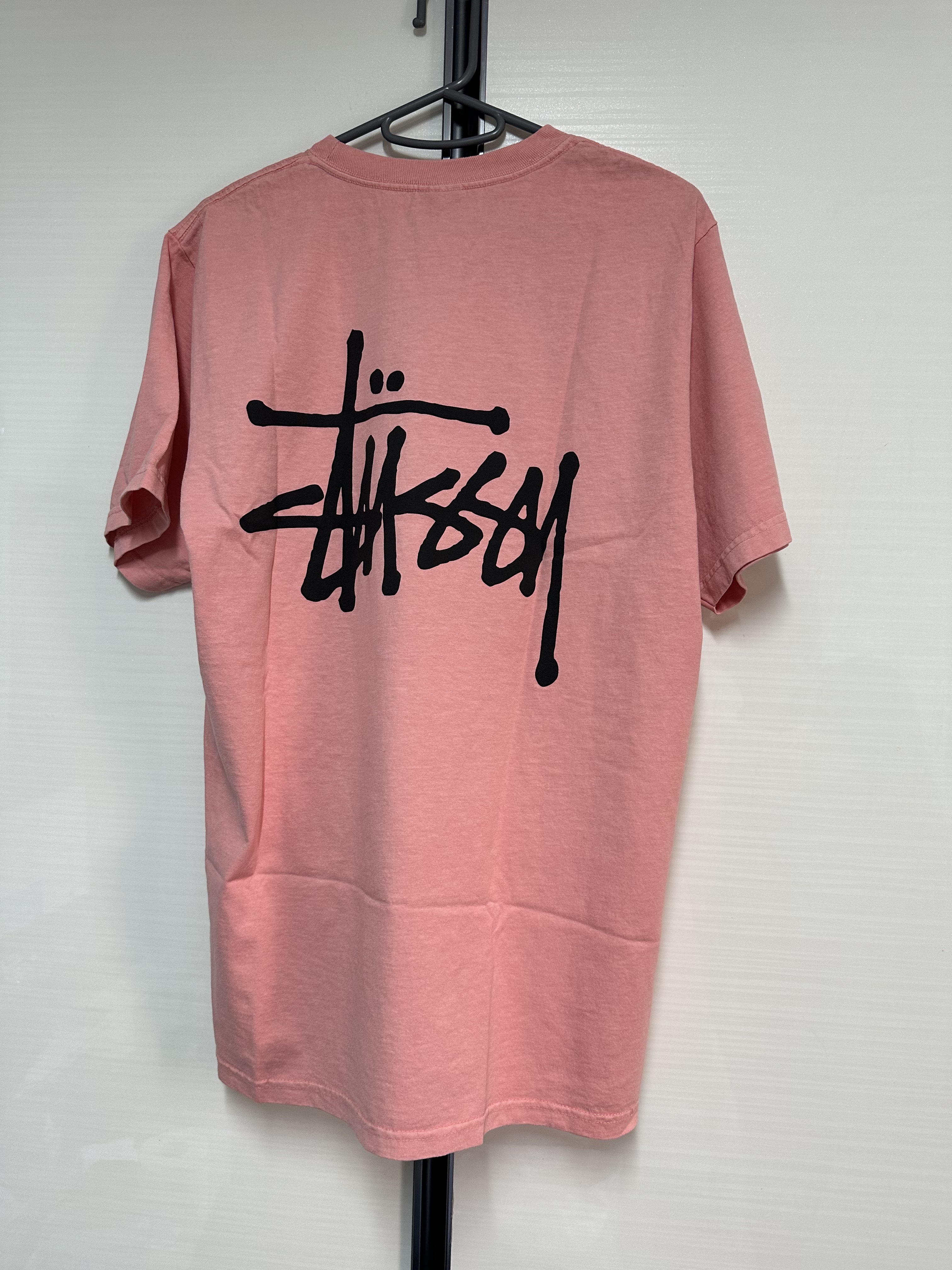 Stussy Basic Stussy Pigment Dyed T-Shirt Coral 2024 착용 스타일 - 1