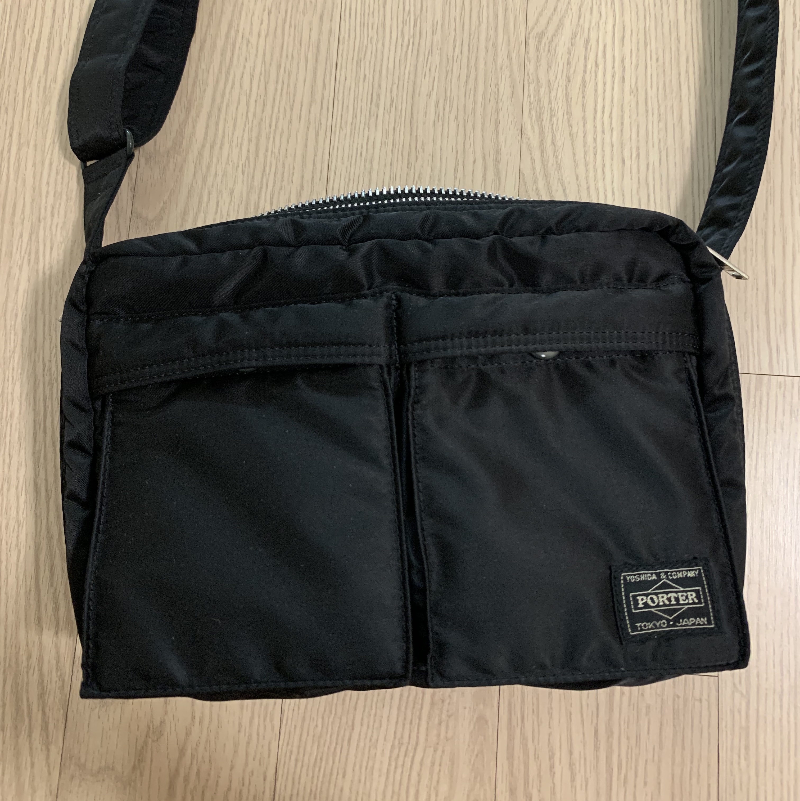 Porter Tanker Shoulder Bag S Black 착용 스타일
