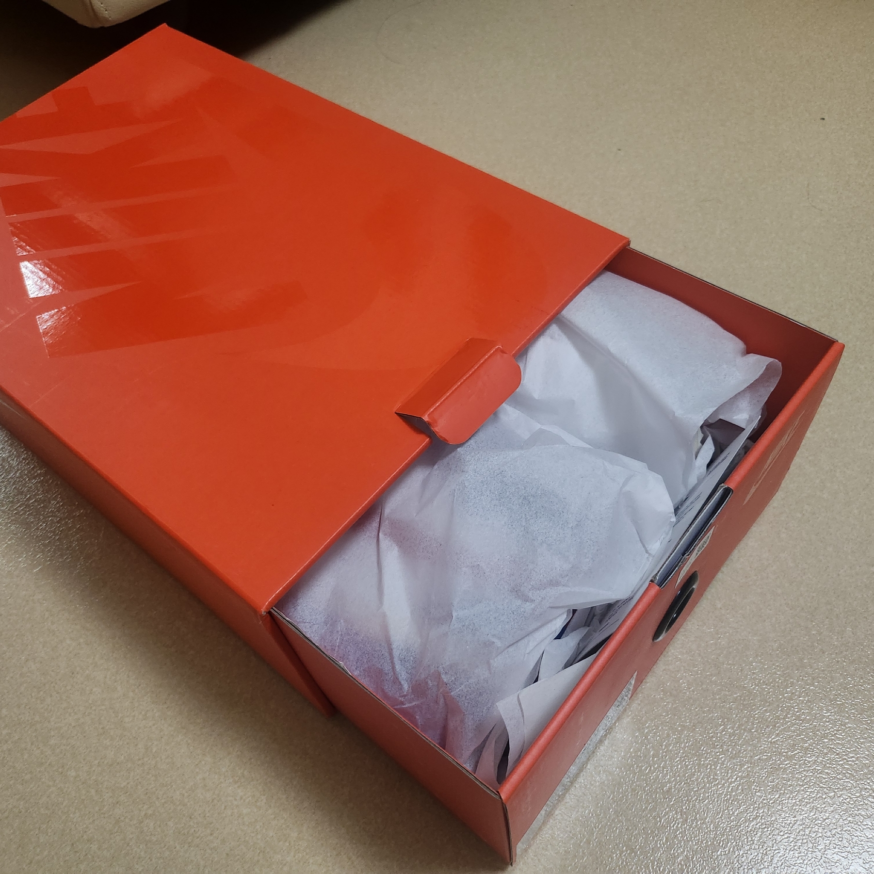 Nike x Sacai Zoom Cortez SP White and University Red 착용 스타일 - 3