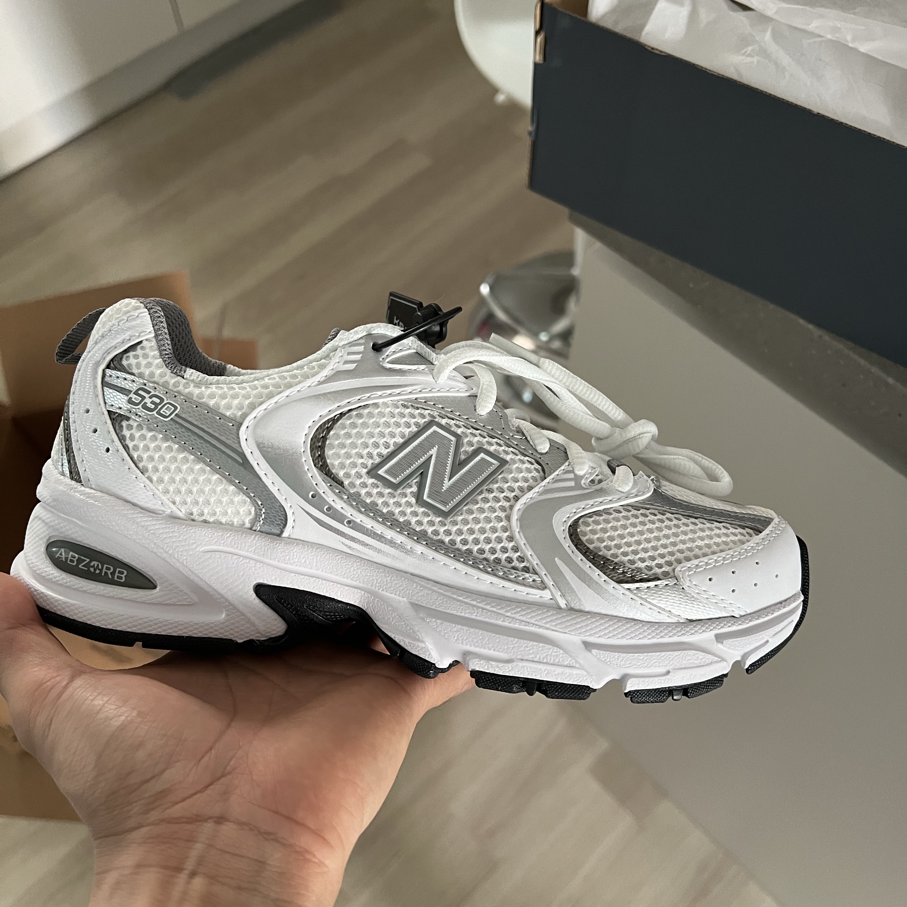 New Balance 530 White Silver 착용 스타일