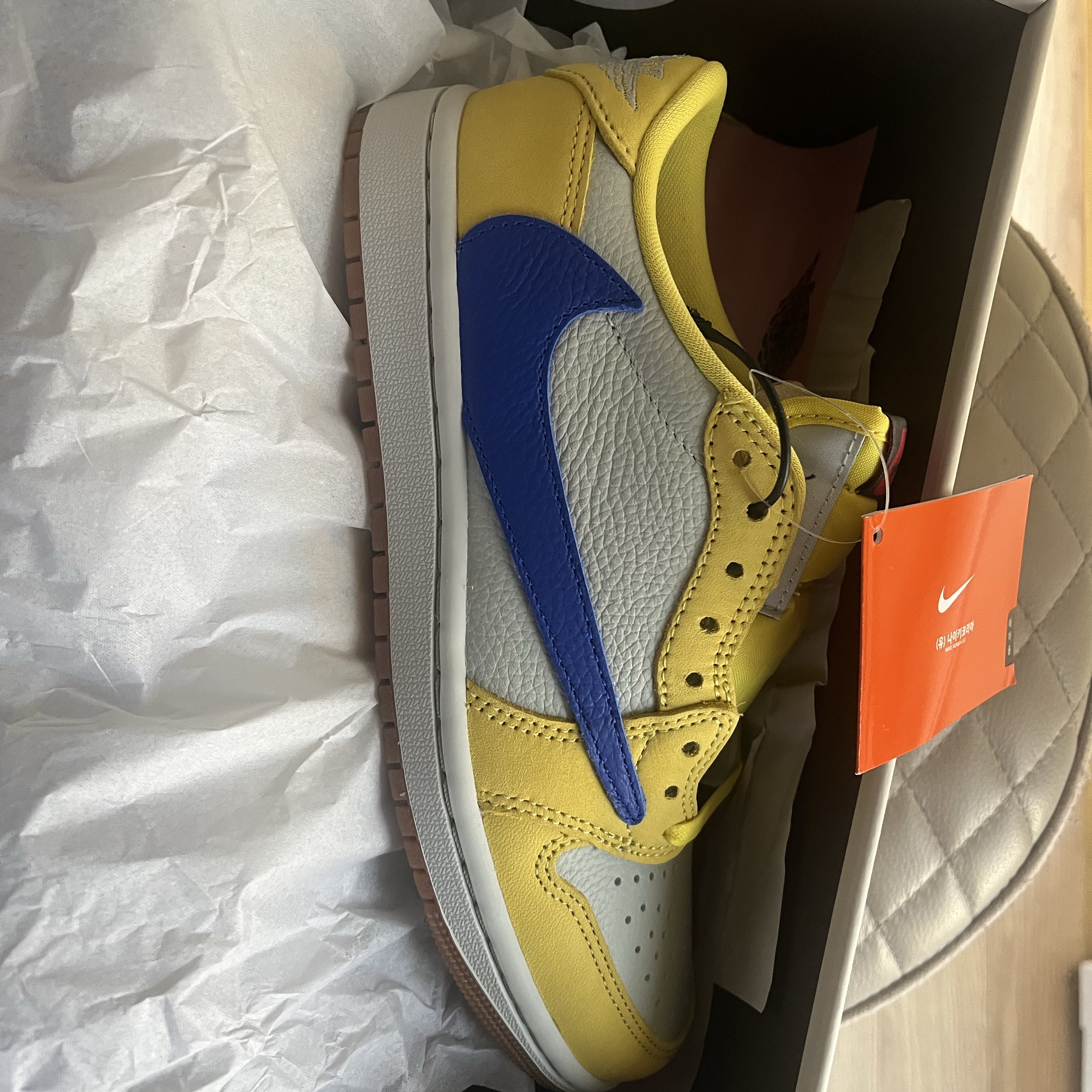 (W) Jordan 1 x Travis Scott Retro Low OG SP Canary 착용 스타일 - 1