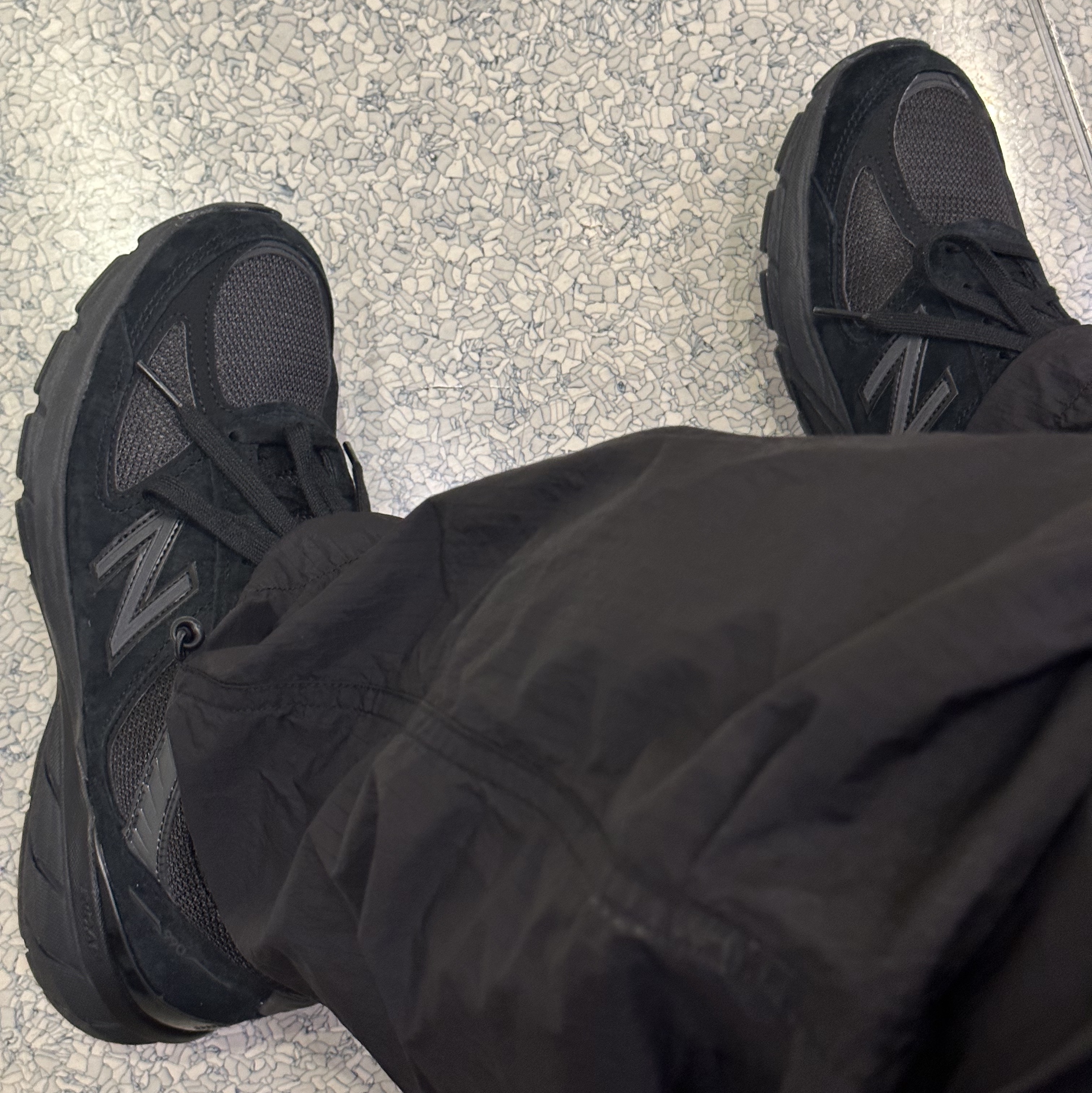 New Balance 990v5 Made in USA Triple Black - D Standard 착용 스타일 - 4