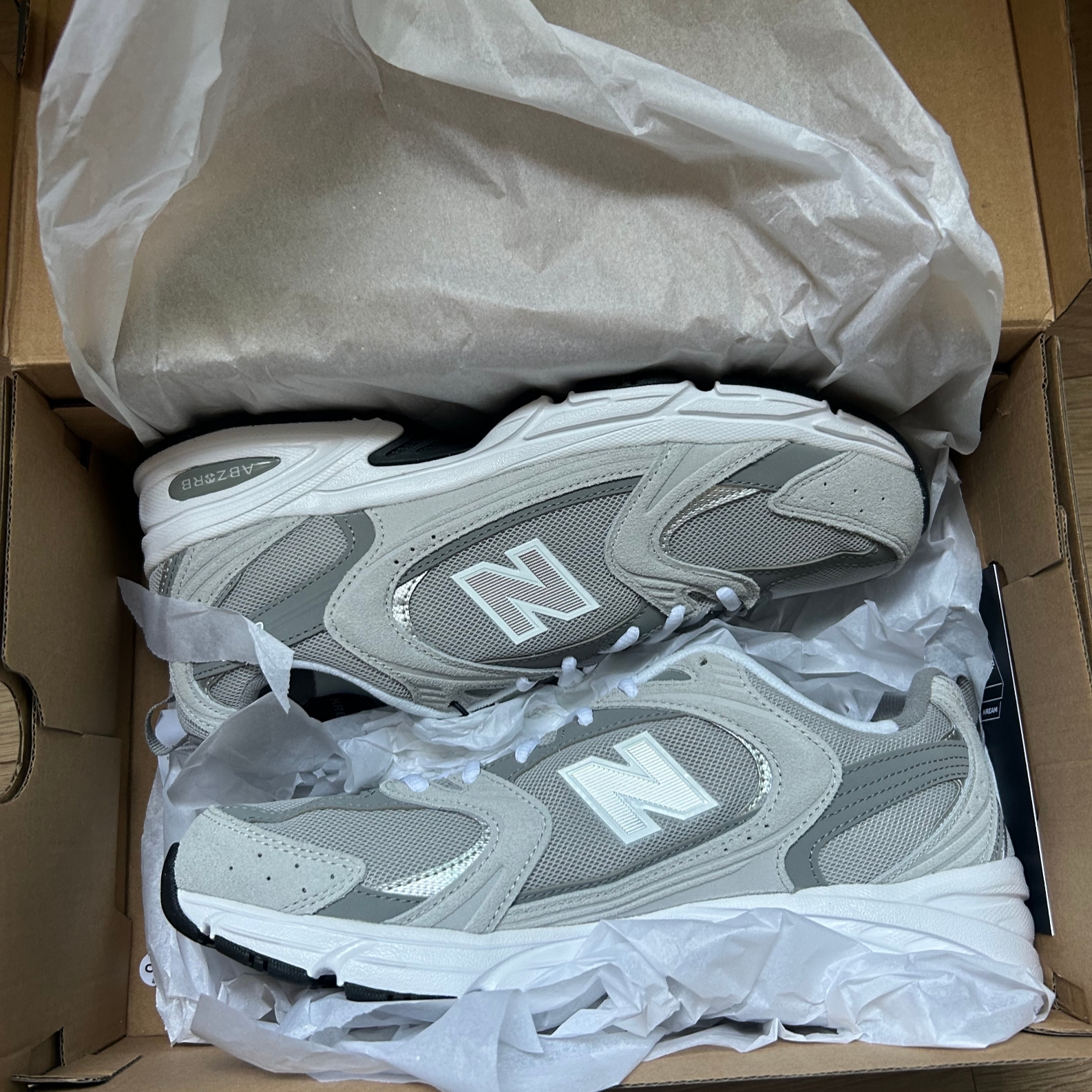 New Balance 530 Grey 착용 스타일