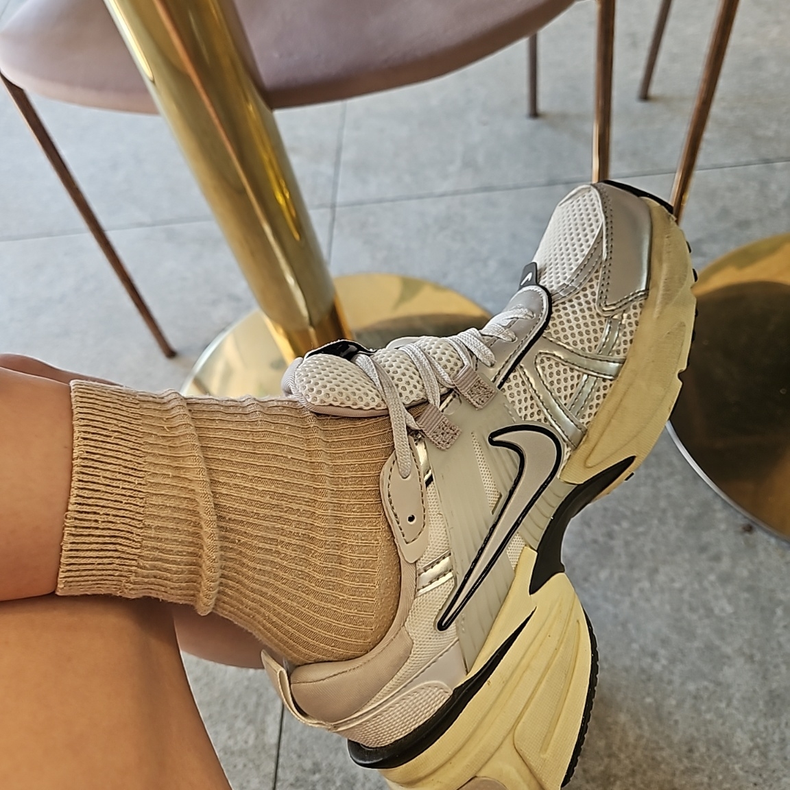 Nike V2K Run Summit White Metallic Silver 착용 스타일