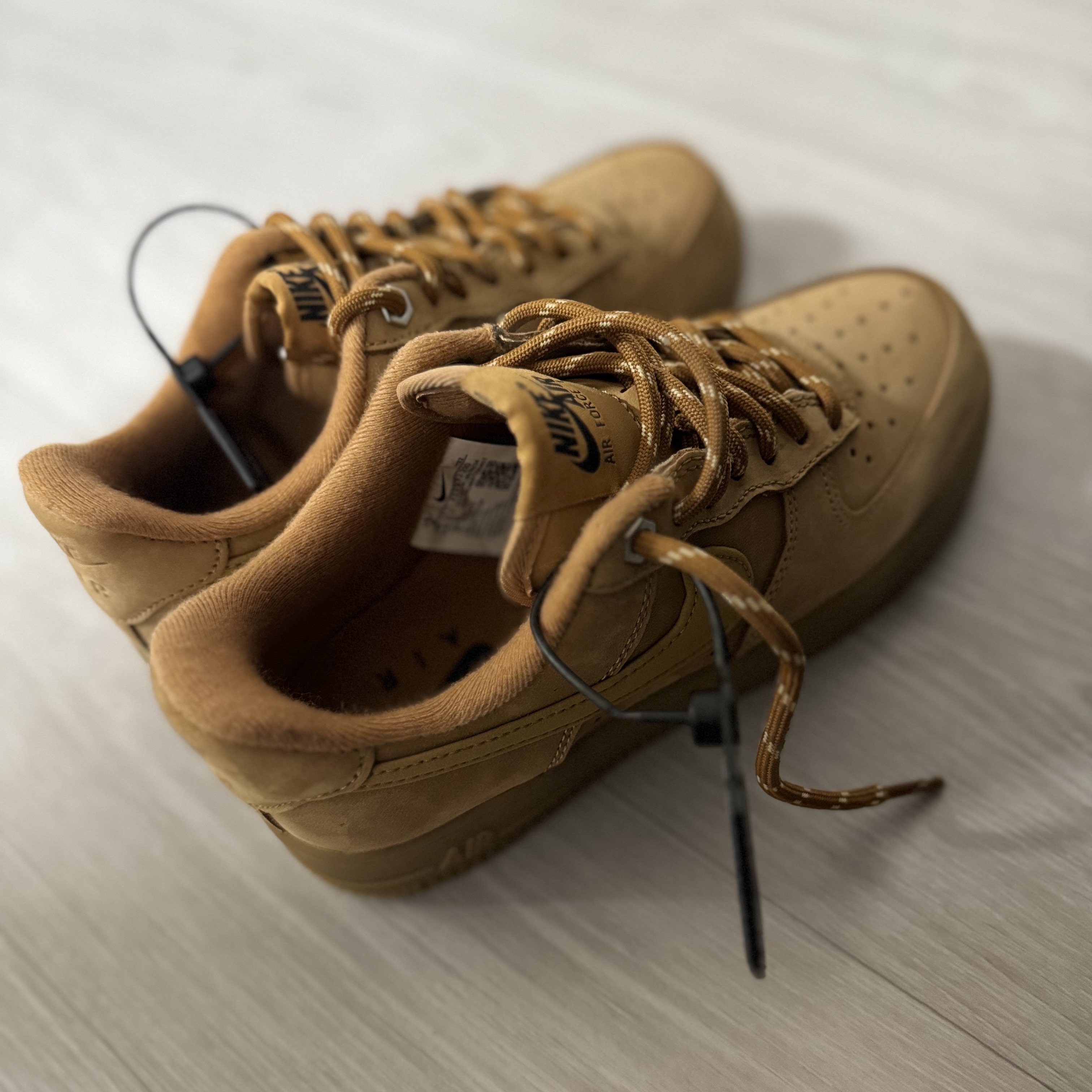 (W) Nike Air Force 1 '07 WB Flax Wheat, Maison Margiela 5AC Medium Camera Bag Brown 착용 스타일 - 4