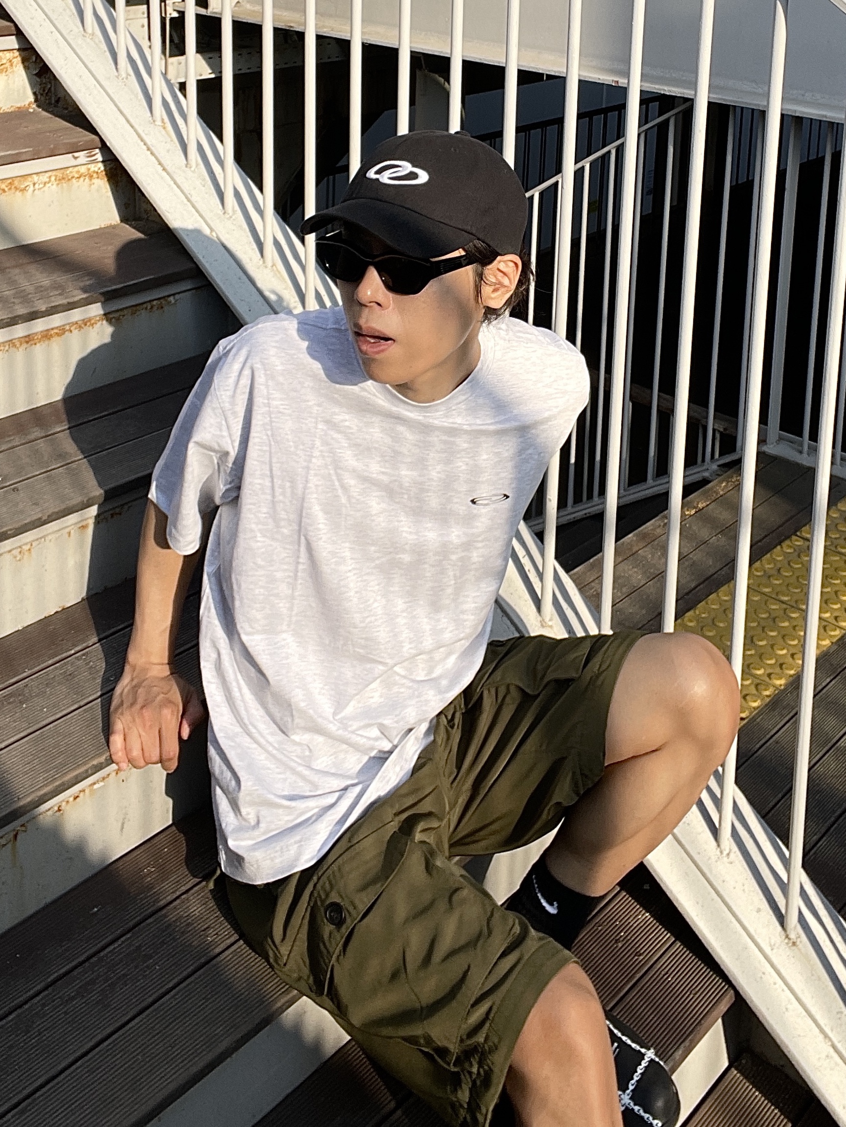 Oofos x Undercover Clog Black 착용 스타일 - 1