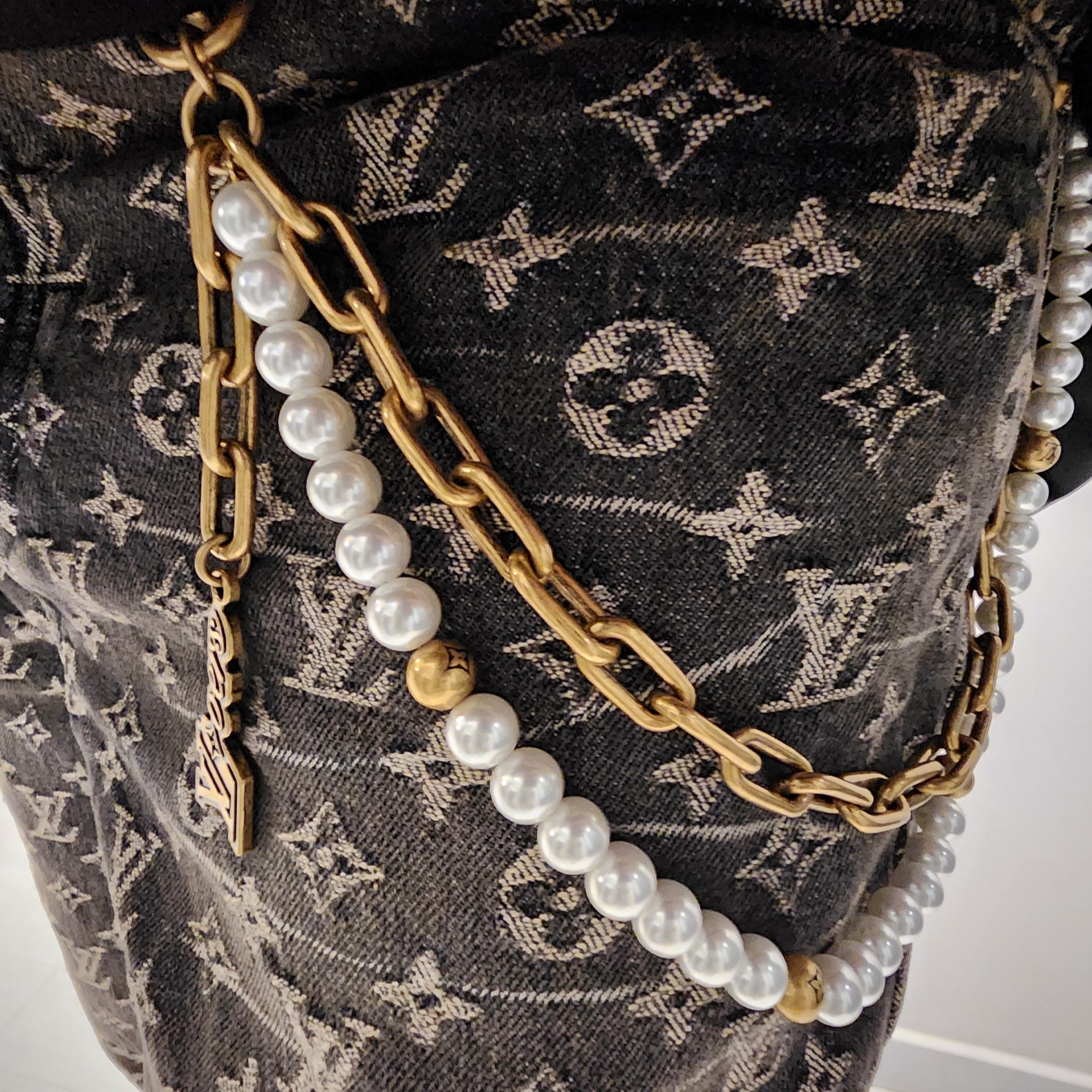 Louis Vuitton Chain Belt Pearls Bag Charm Gold, Louis Vuitton Baggy Denim Pants Black 착용 스타일 - 2