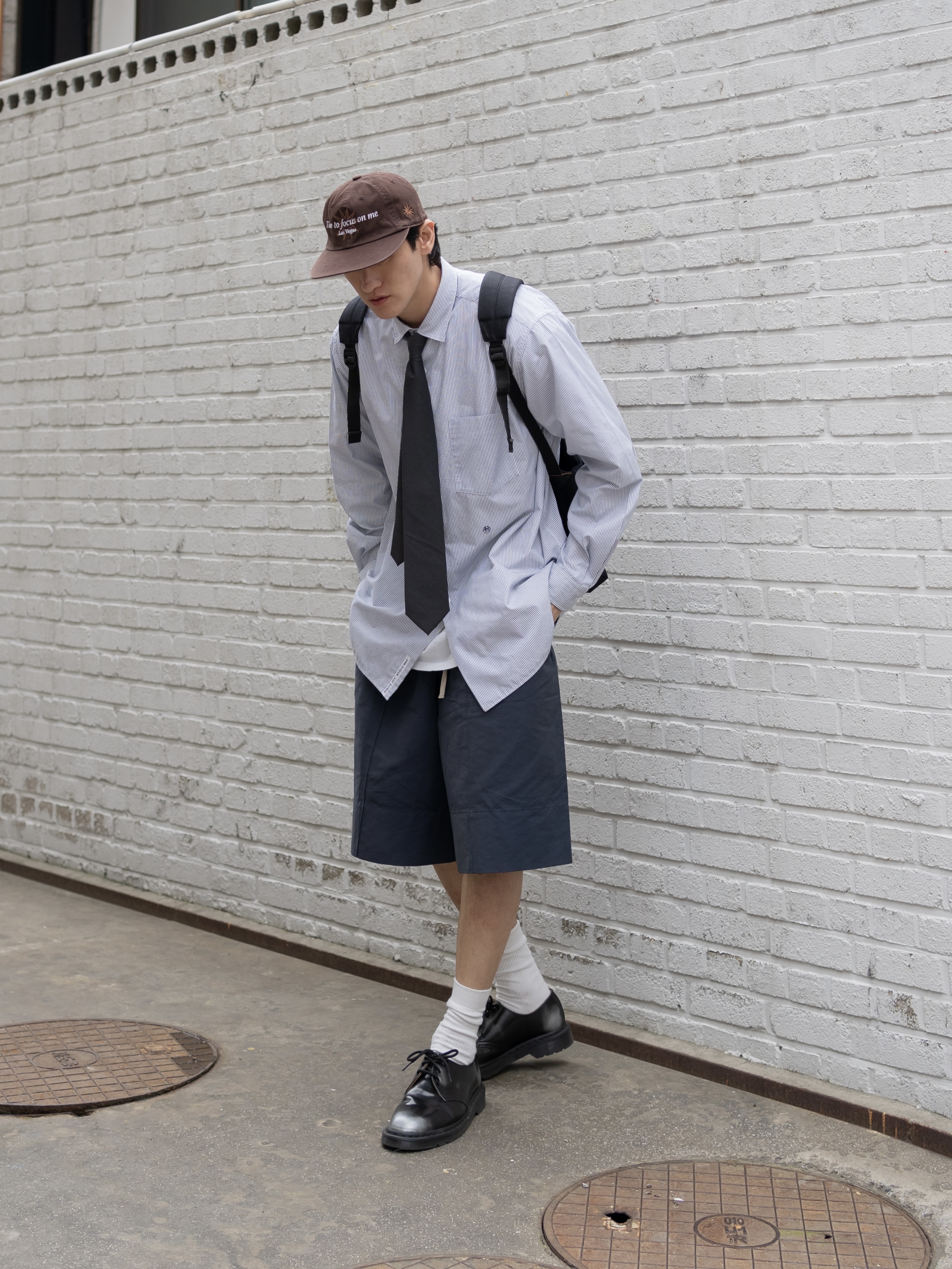 Dr. Martens x Supreme 1461 Gray Silver 착용 스타일 - 4