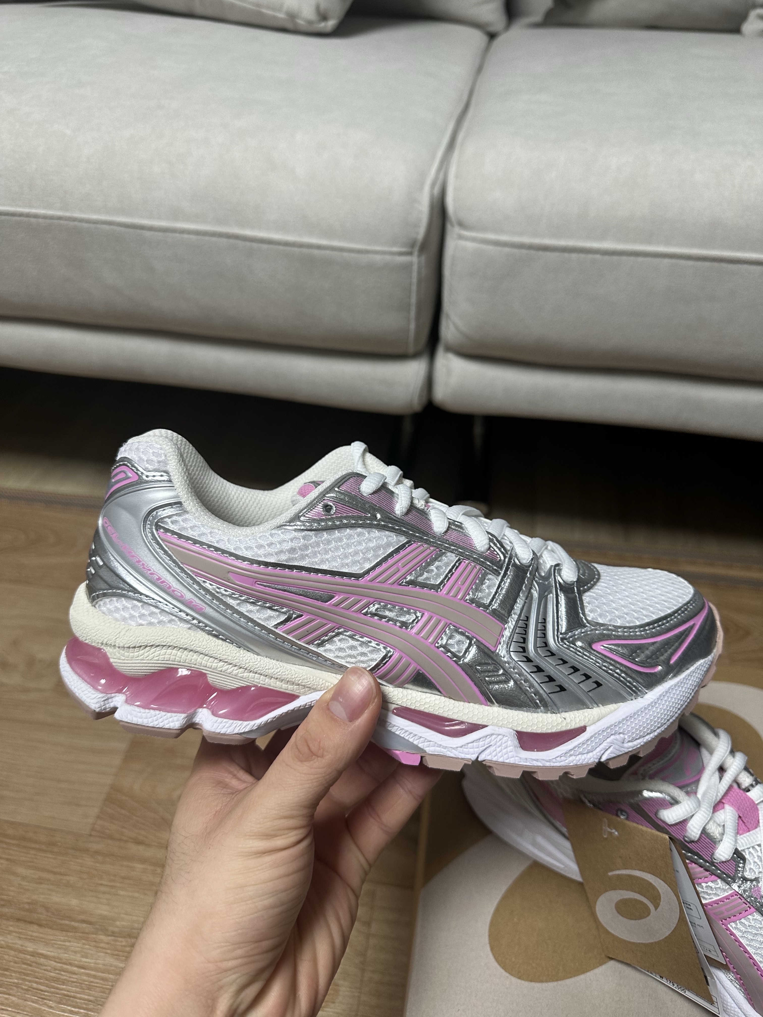 Asics Unlimited Gel-Kayano 14 White Fawn 착용 스타일 - 2
