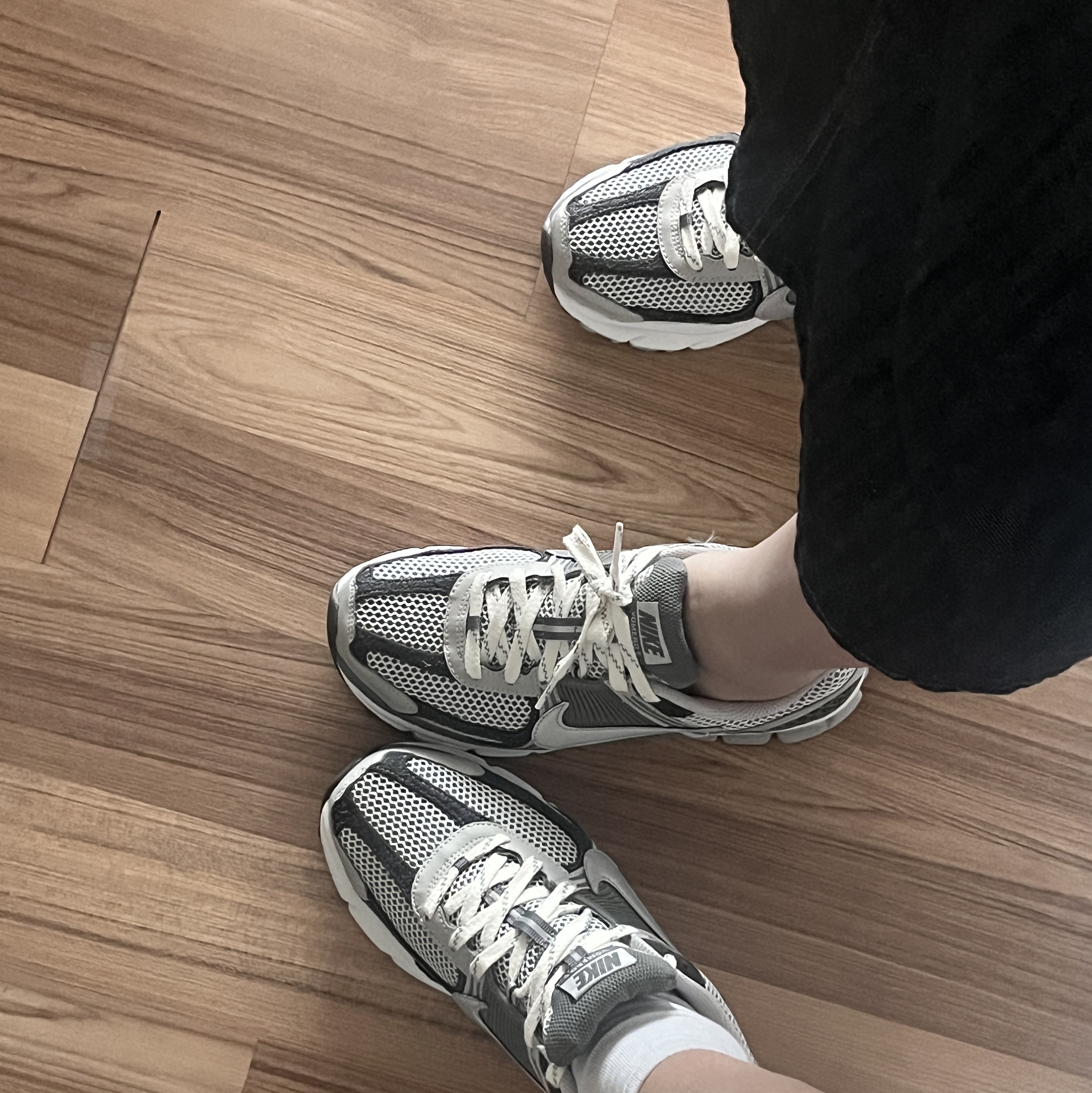 Nike Zoom Vomero 5 PRM Light Iron Ore and Flat Fewter 착용 스타일