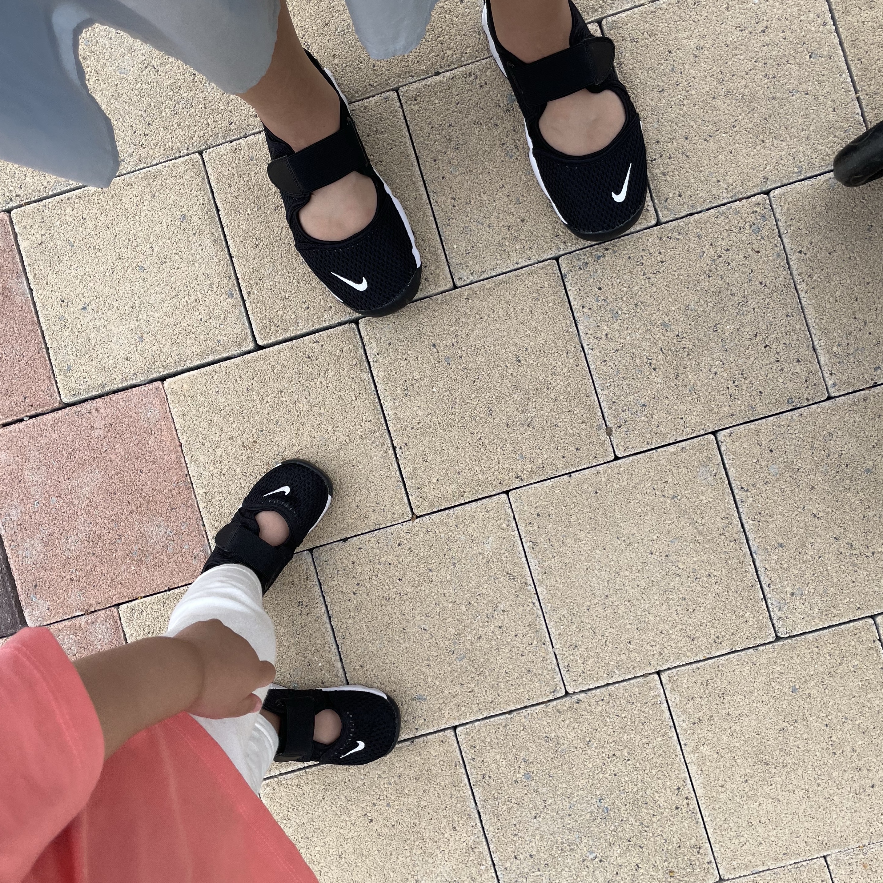 (GS/PS) Nike Air Rift Black White 착용 스타일 - 1