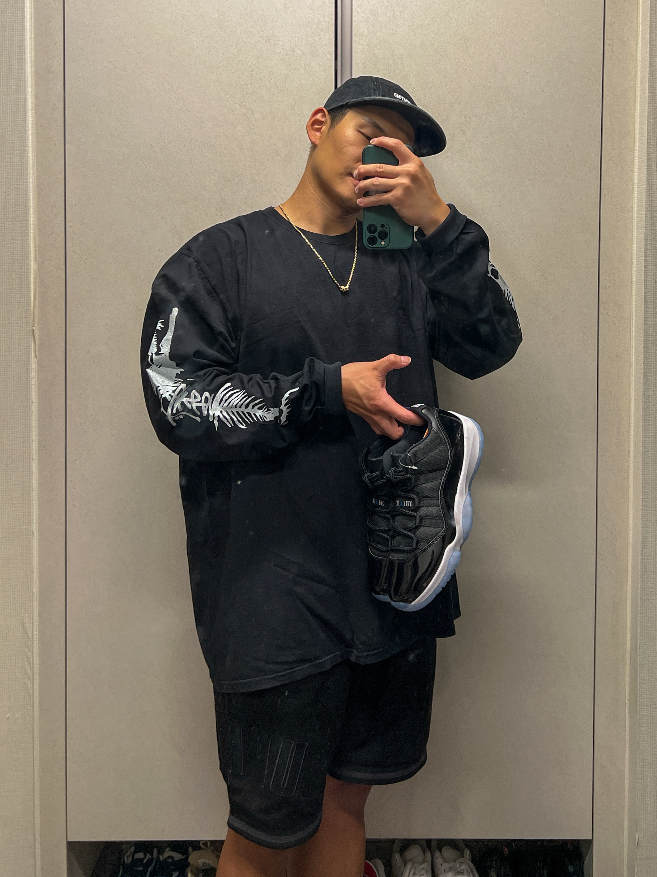 Jordan 11 Retro Low Black and Varsity Royal, Stussy Barracuda Pigment Dyed LS T-Shirt Black 착용 스타일