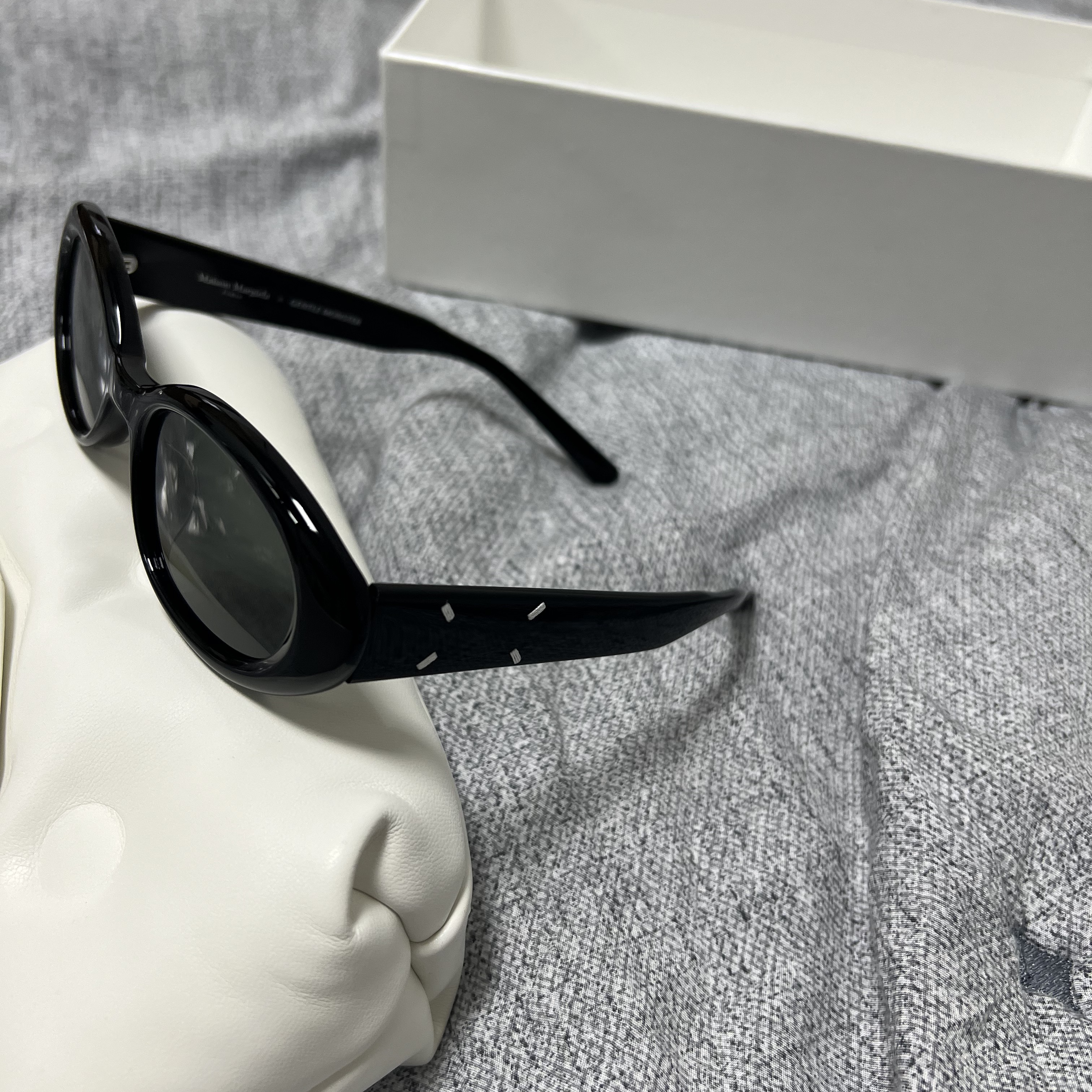 Gentle Monster x Maison Margiela MM107 Black Black 착용 스타일