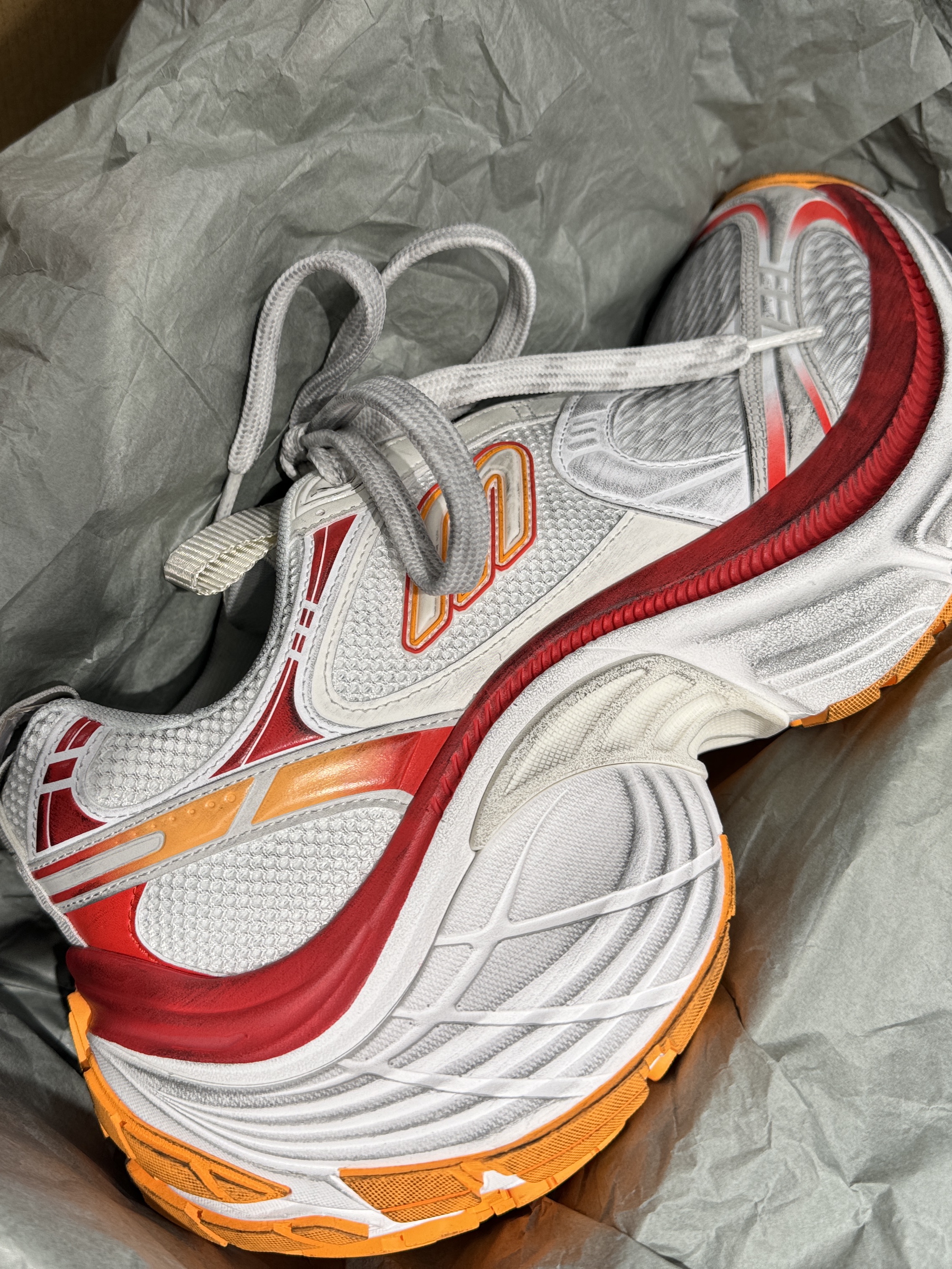 Balenciaga 10XL Sneakers White Grey Silver Black, (W) Balenciaga 10XL Sneakers White Red Orange 착용 스타일 - 1