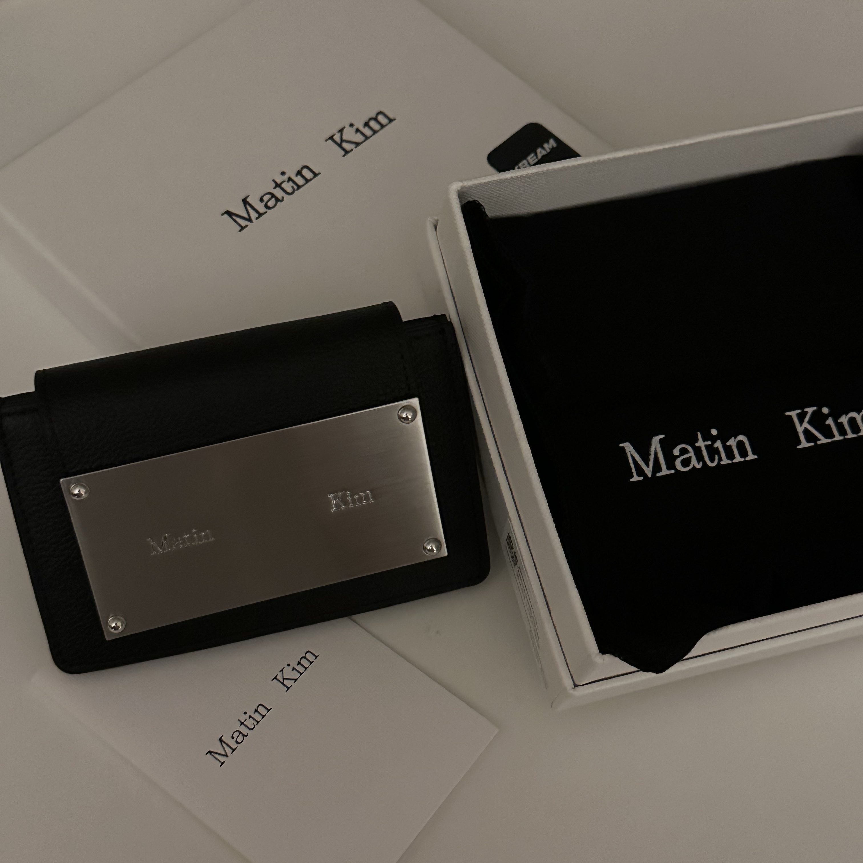 Matin Kim Accordion Wallet Black 착용 스타일