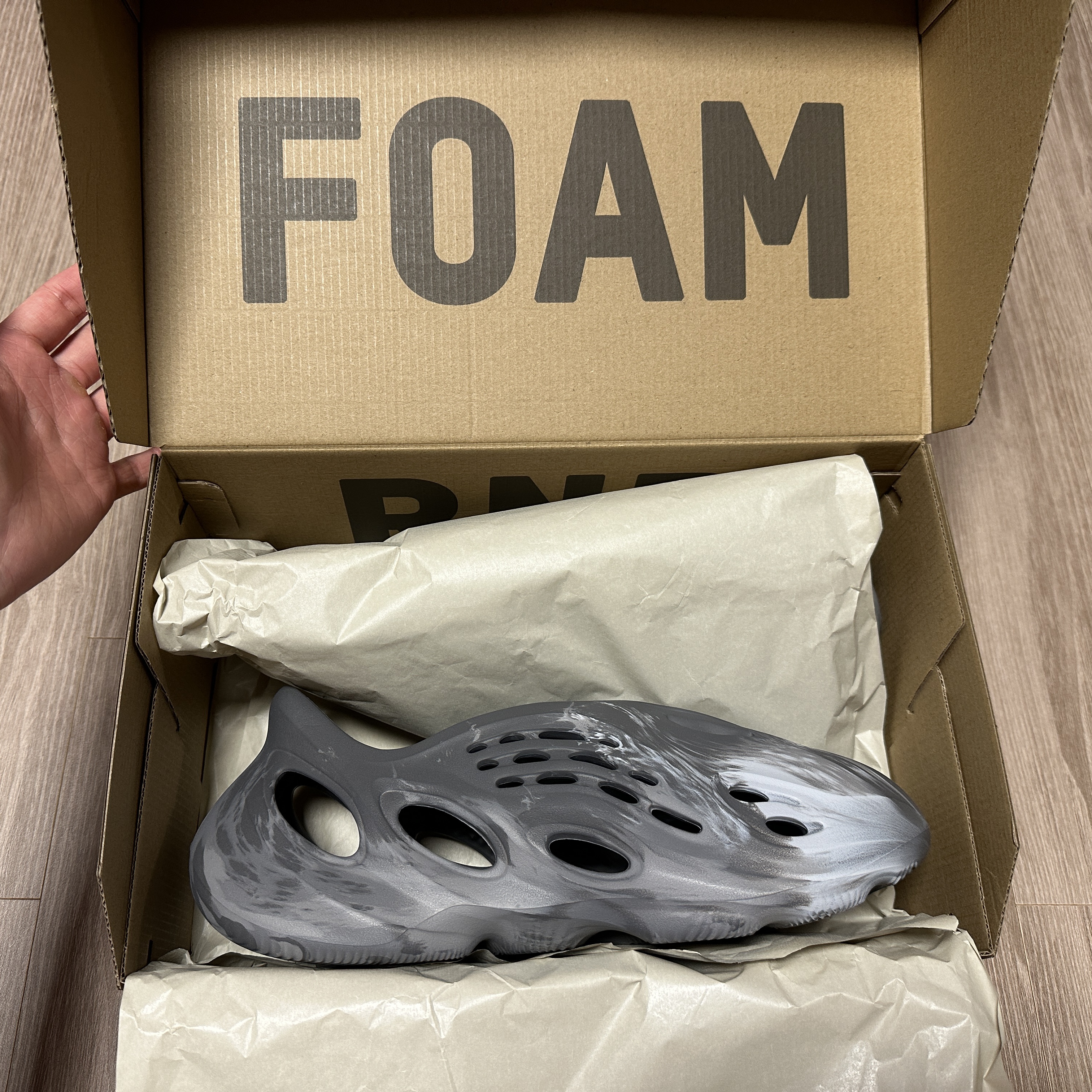 Adidas Yeezy Foam RNNR MX Granite 착용 스타일 - 2