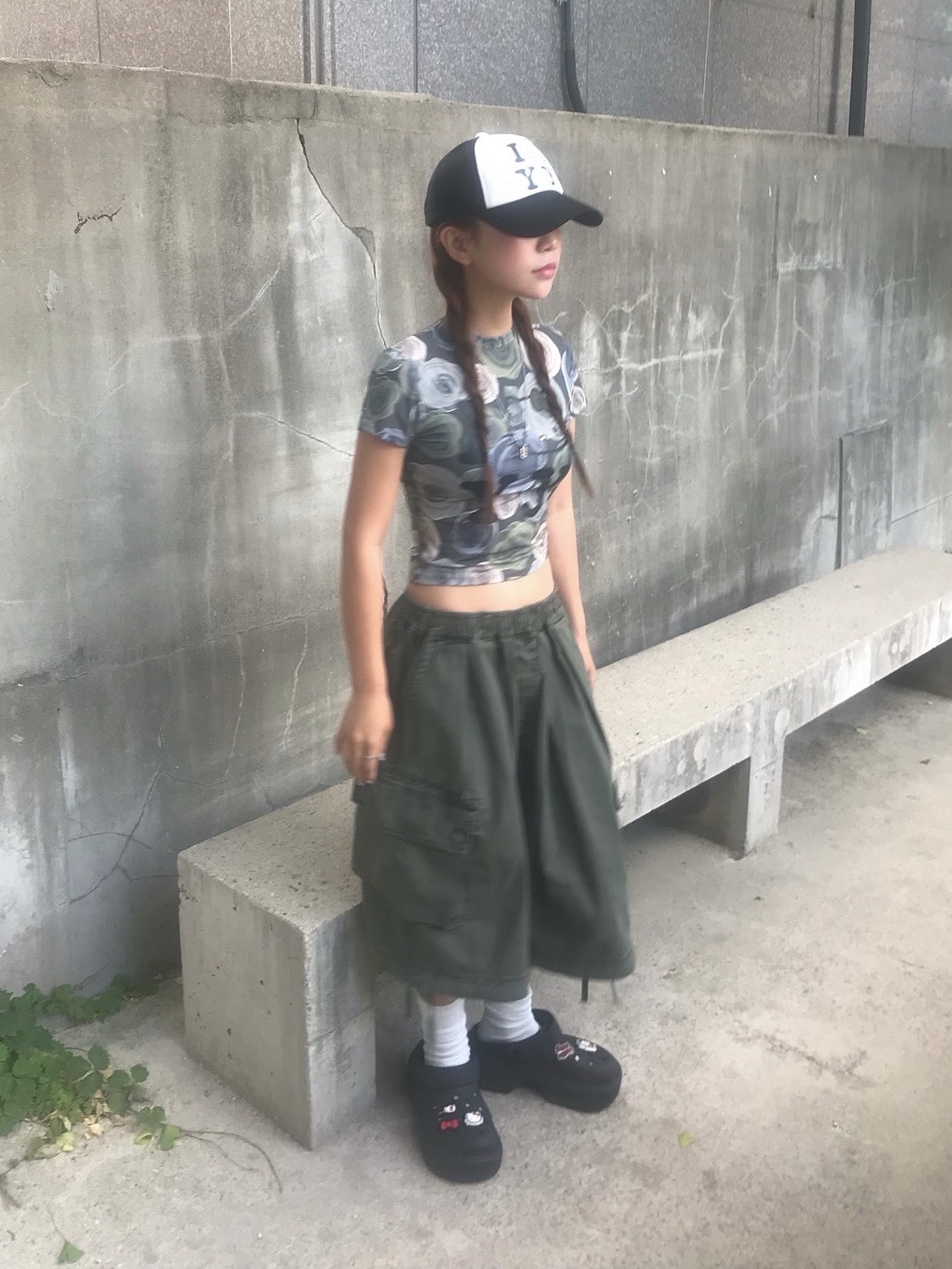 Open Yy x Hello Kitty Trucker Cap Black, Open Yy x Hello Kitty Baby T-Shirt Khaki 착용 스타일